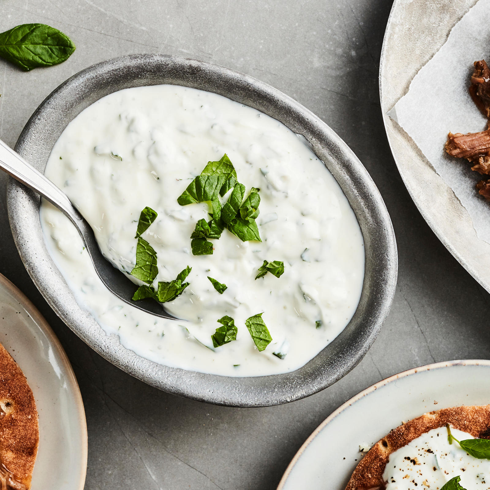 Minttu-jogurttikastike