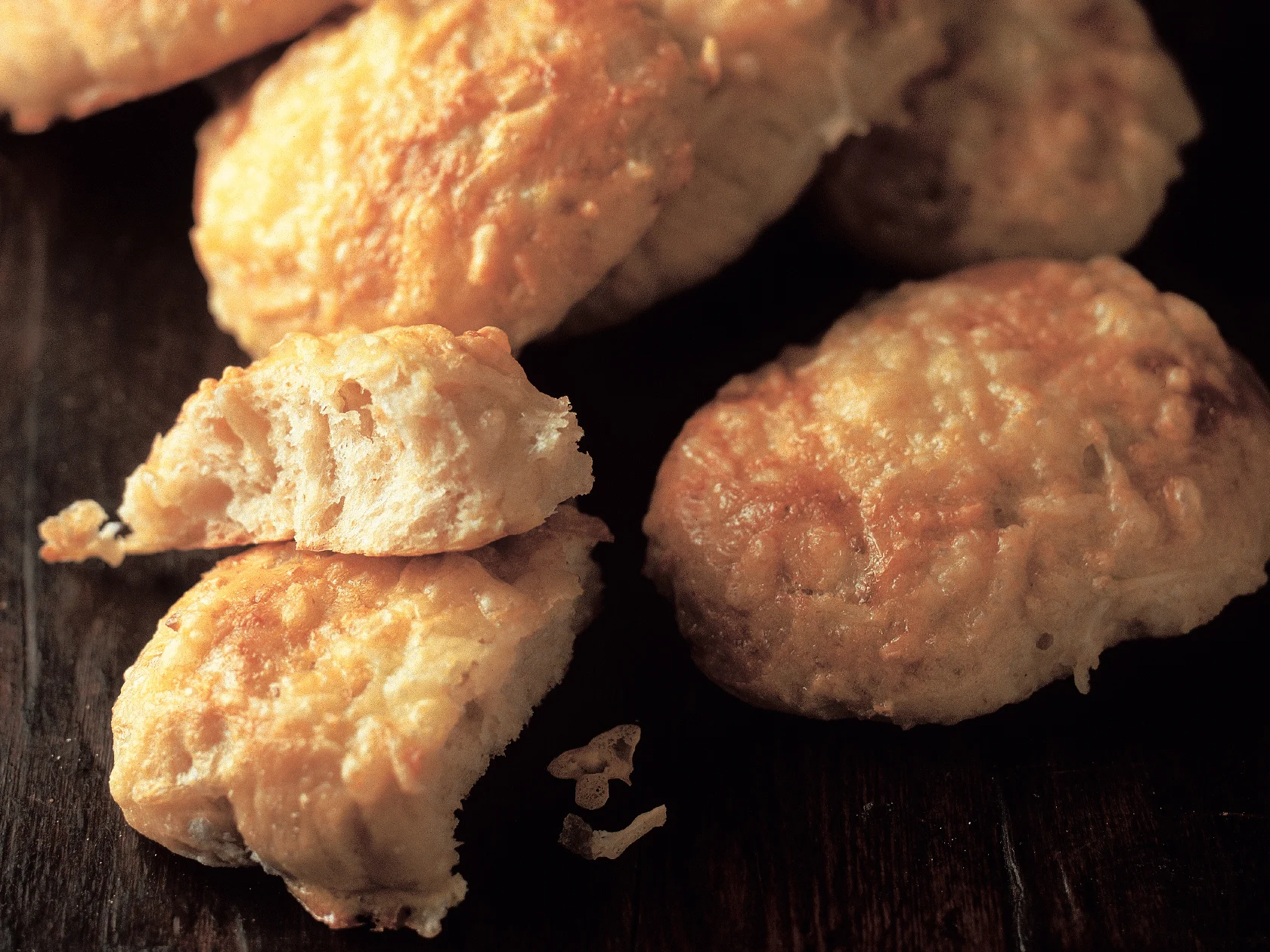 Sipuli-juustosämpylät