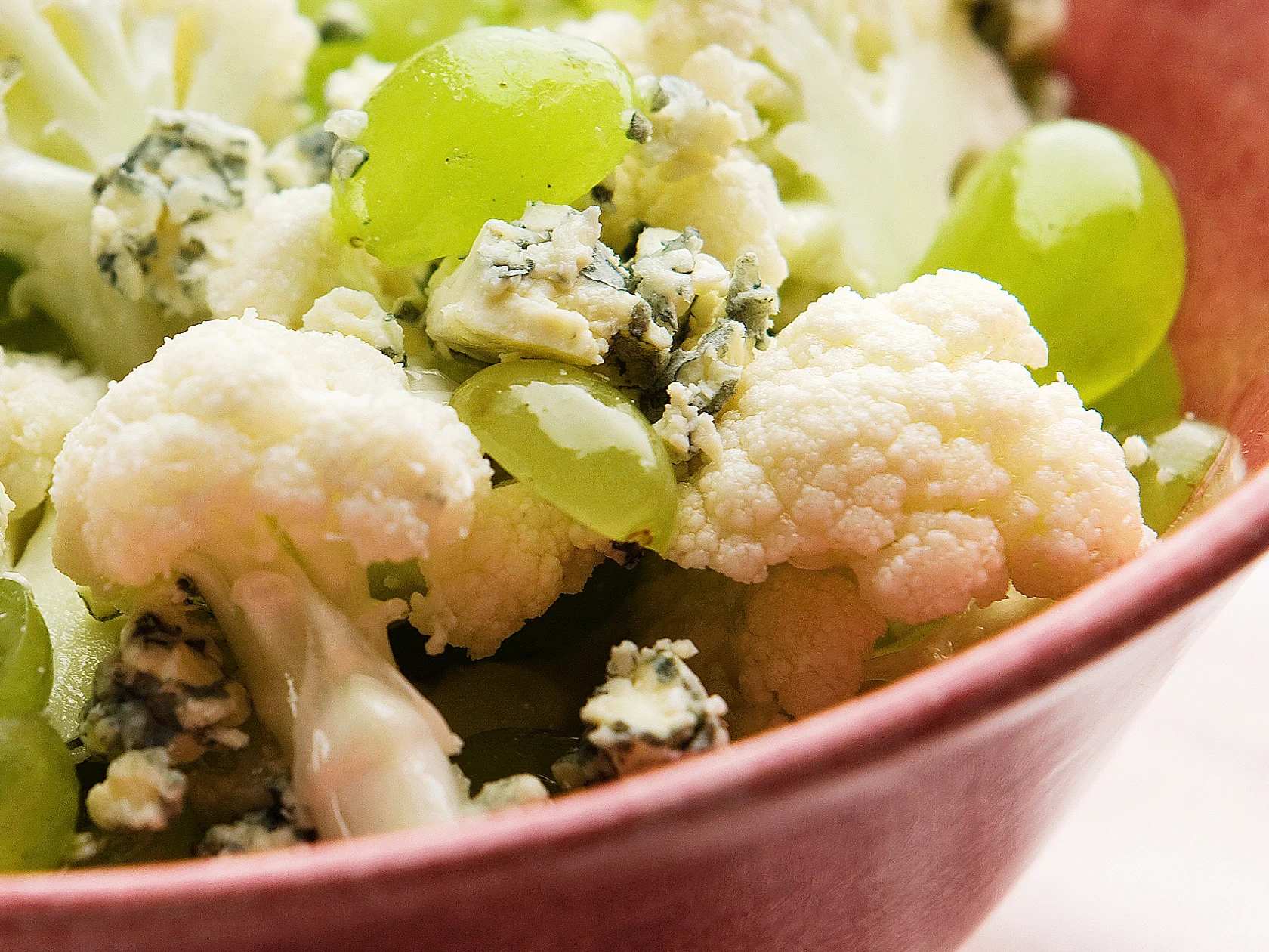 Kukkakaali-rypälesalaatti