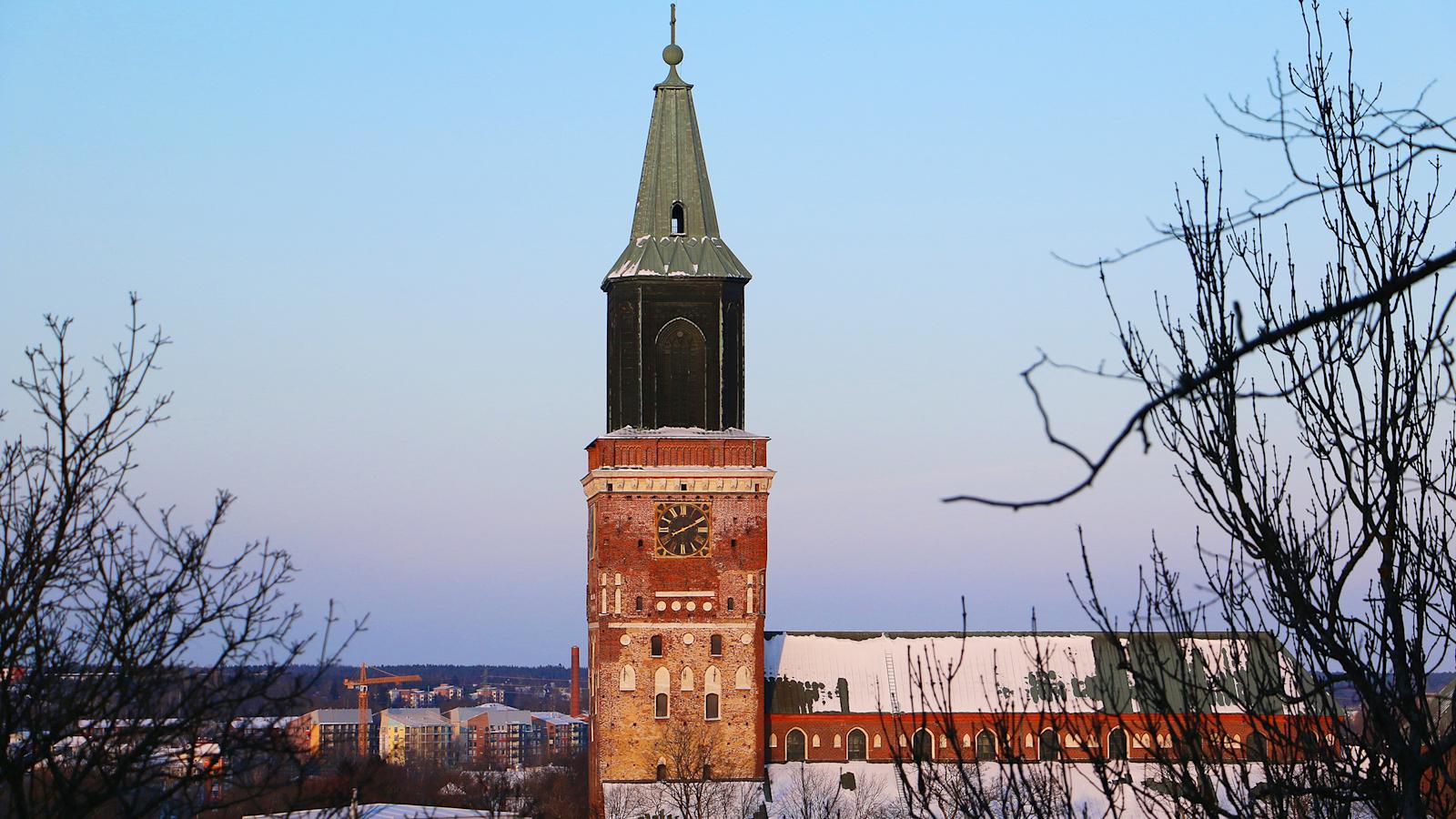 Turun tuomikokirkon kello on halkaisijaltaan yli nelimetrinen.