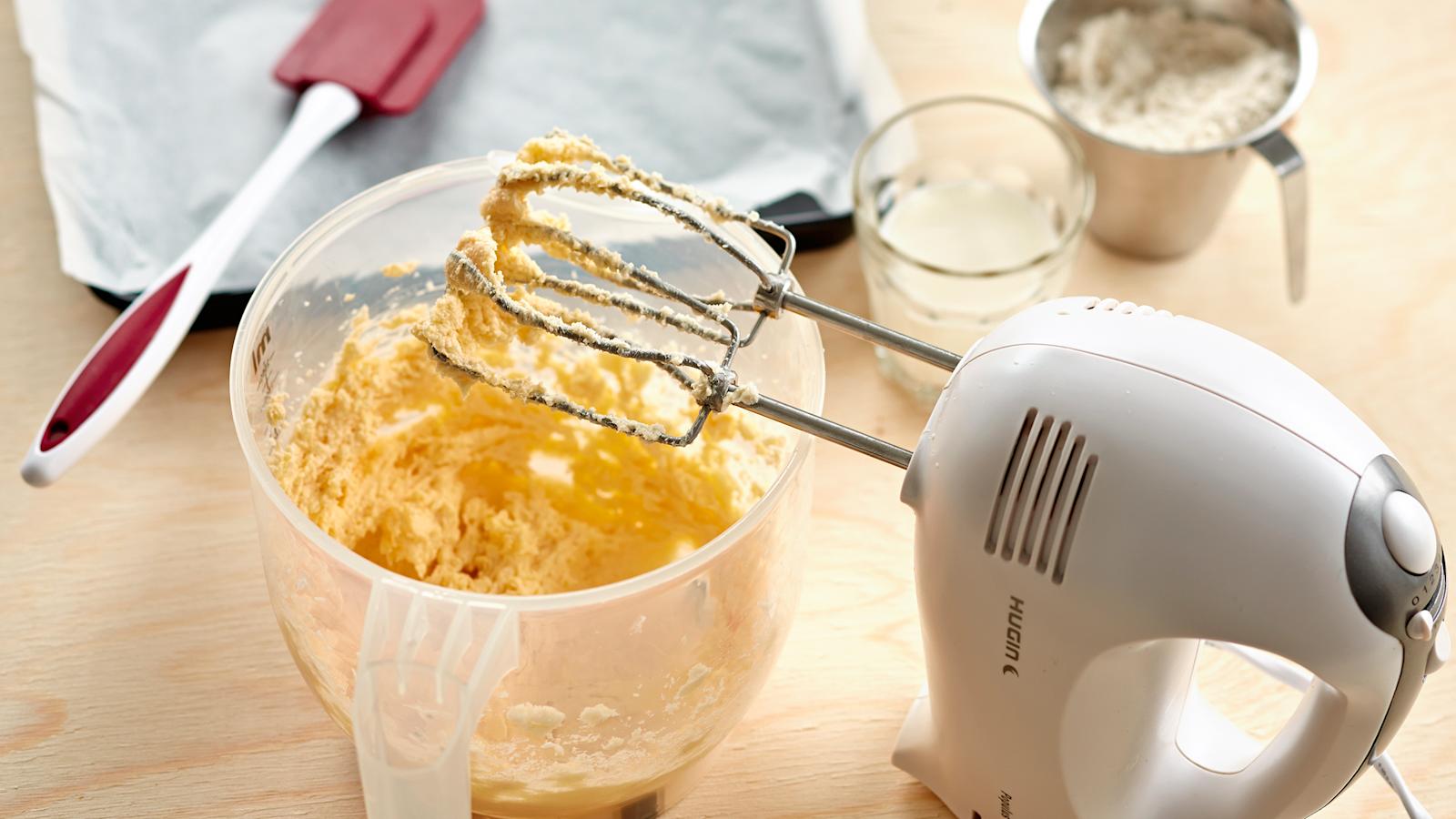 Vaahdota rasva ja sokeri. Lisää keltuaiset yksitellen vatkaten. Yhdistä leivinjauhe jauhoihin. Sekoita jauhot ja maito rasvavaahtoon. Levitä taikina leivinpaperoidulle uunipellille (n. 22 x 32 cm).