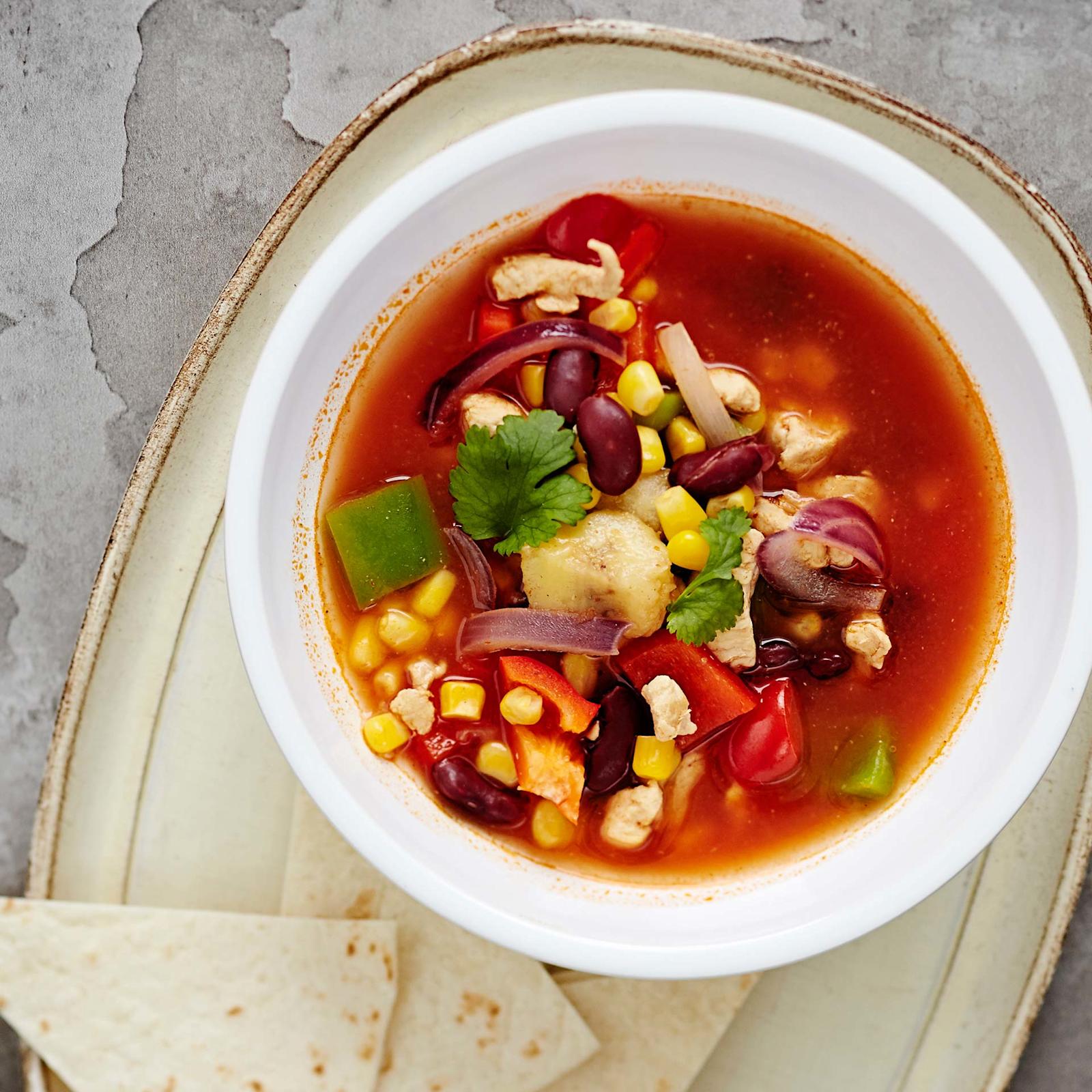 Annos texmex-broilerikeittoa valkoisessa keittokulhossa.