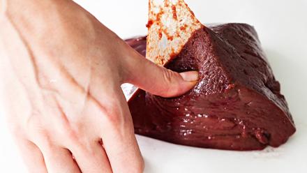 Poista maksapalan pinnalta kalvot, varovasti käsin vetämällä.