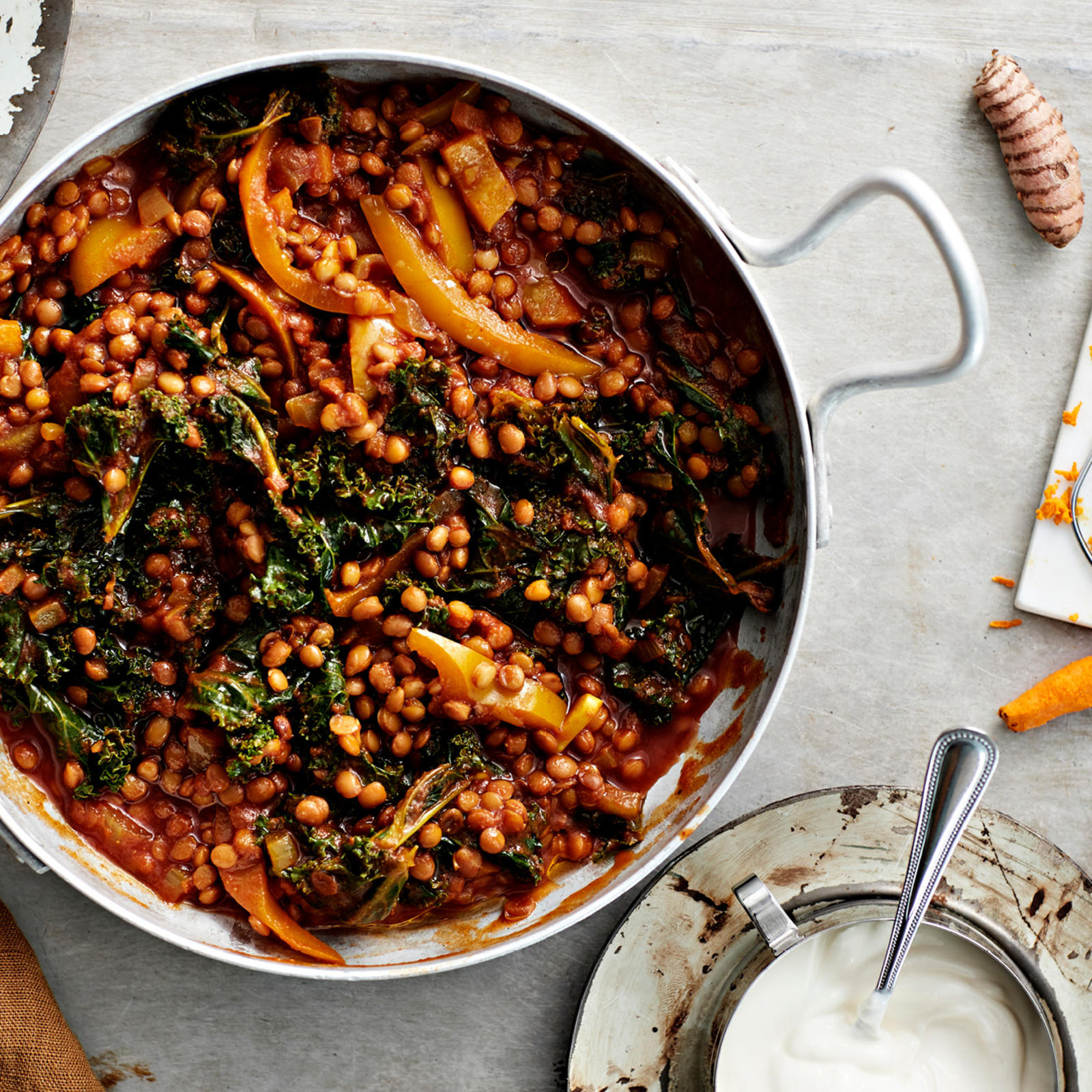 Terveellinen lehtikaali-linssipata