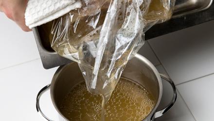 Kypsennä fileetä 200 asteessa 15 minuuttia ja laske uunin lämpötila sitten 125 asteeseen. Kypsennä reilun tunnin ajan, kunnes fileen sisälämpötila näyttää 74 astetta. Ota liemi talteen ja anna lihan jäähtyä.