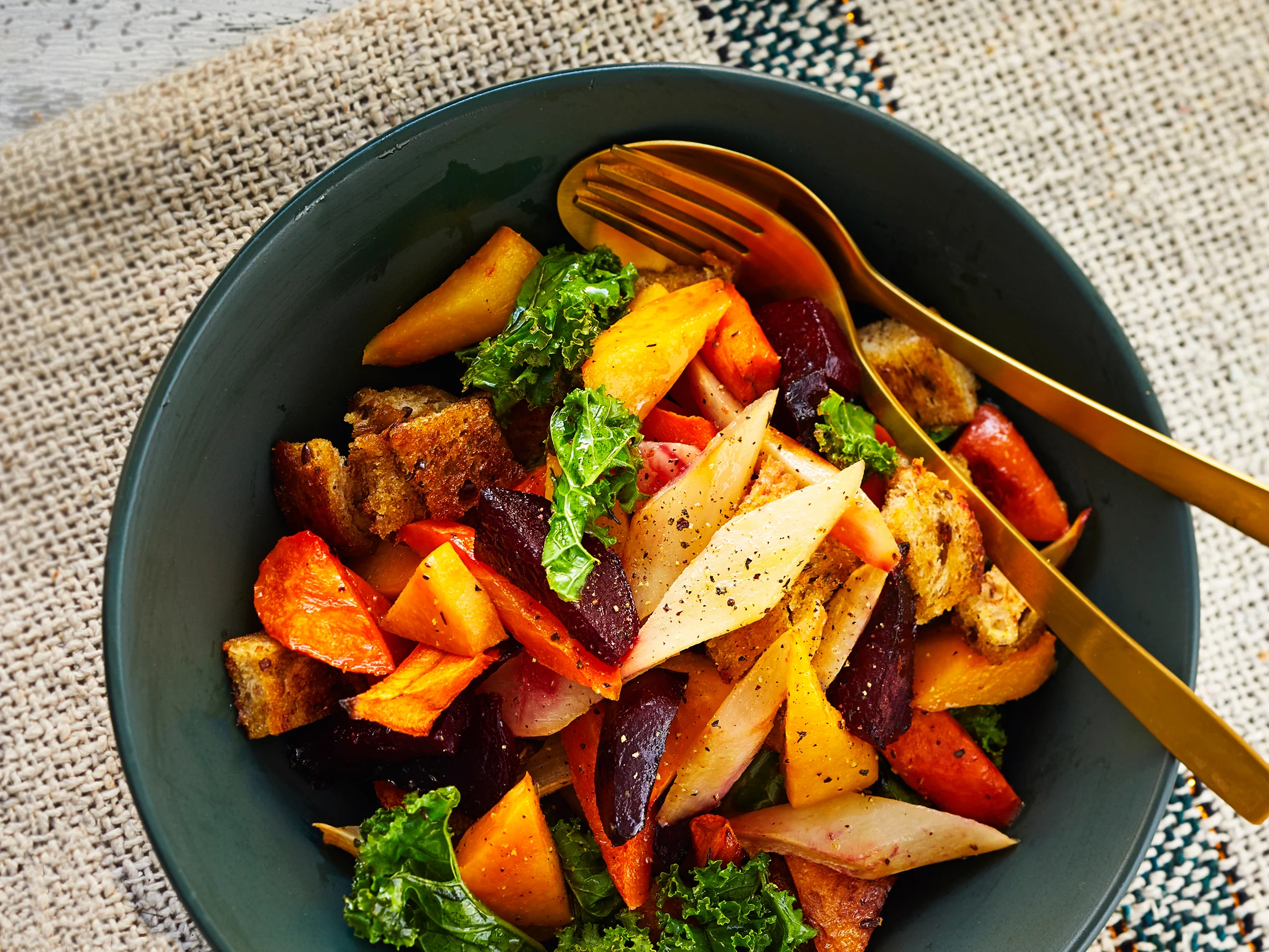 Mustajuuri-panzanellasalaatti