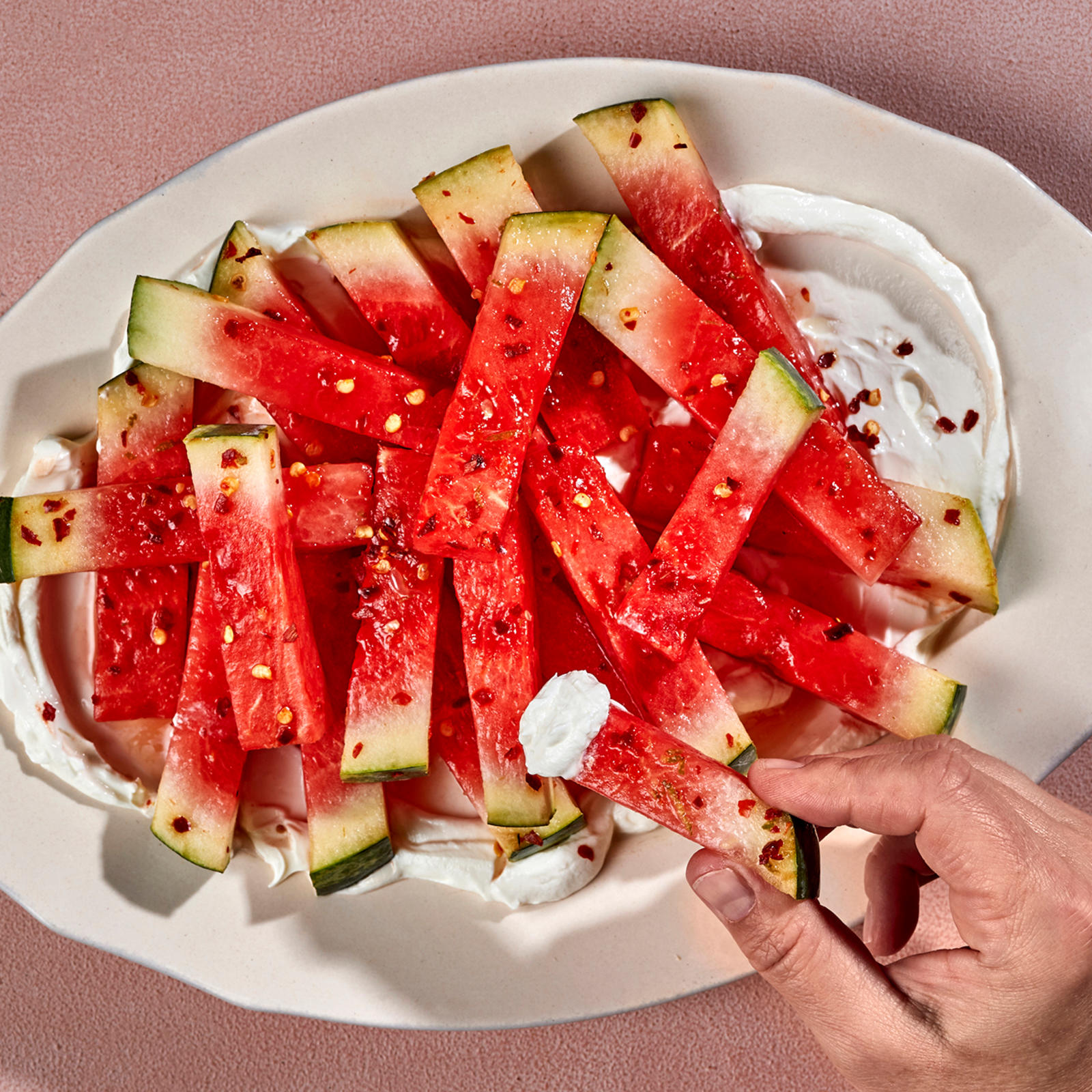 Maustetut vesimelonitikut labneh-dipillä