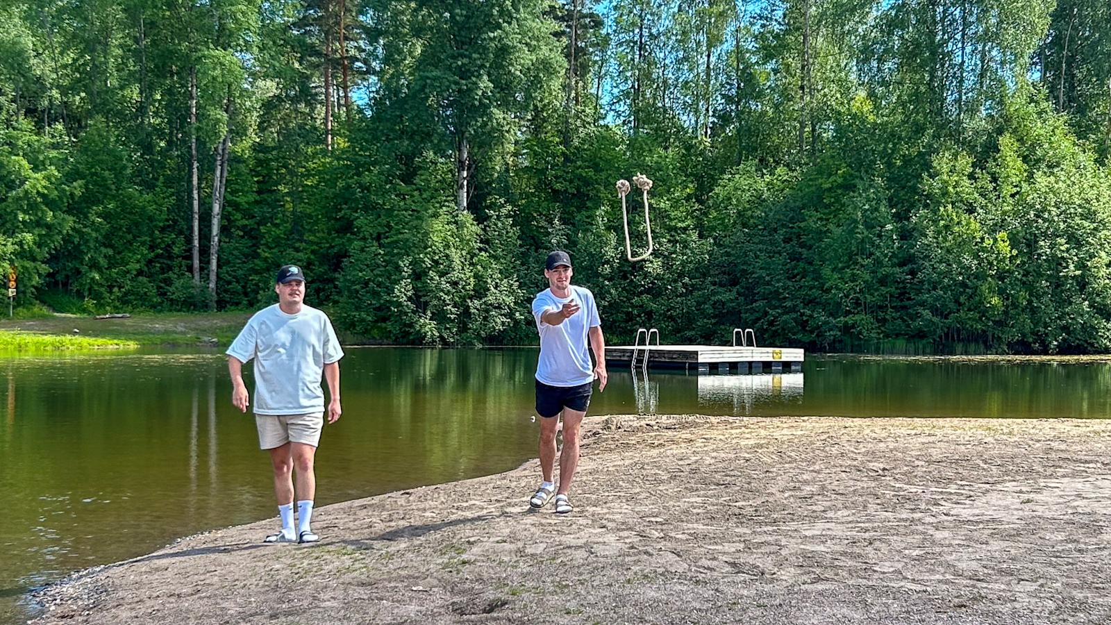 Mies heittää köyttä, jonka päihin on tehty isot solmut