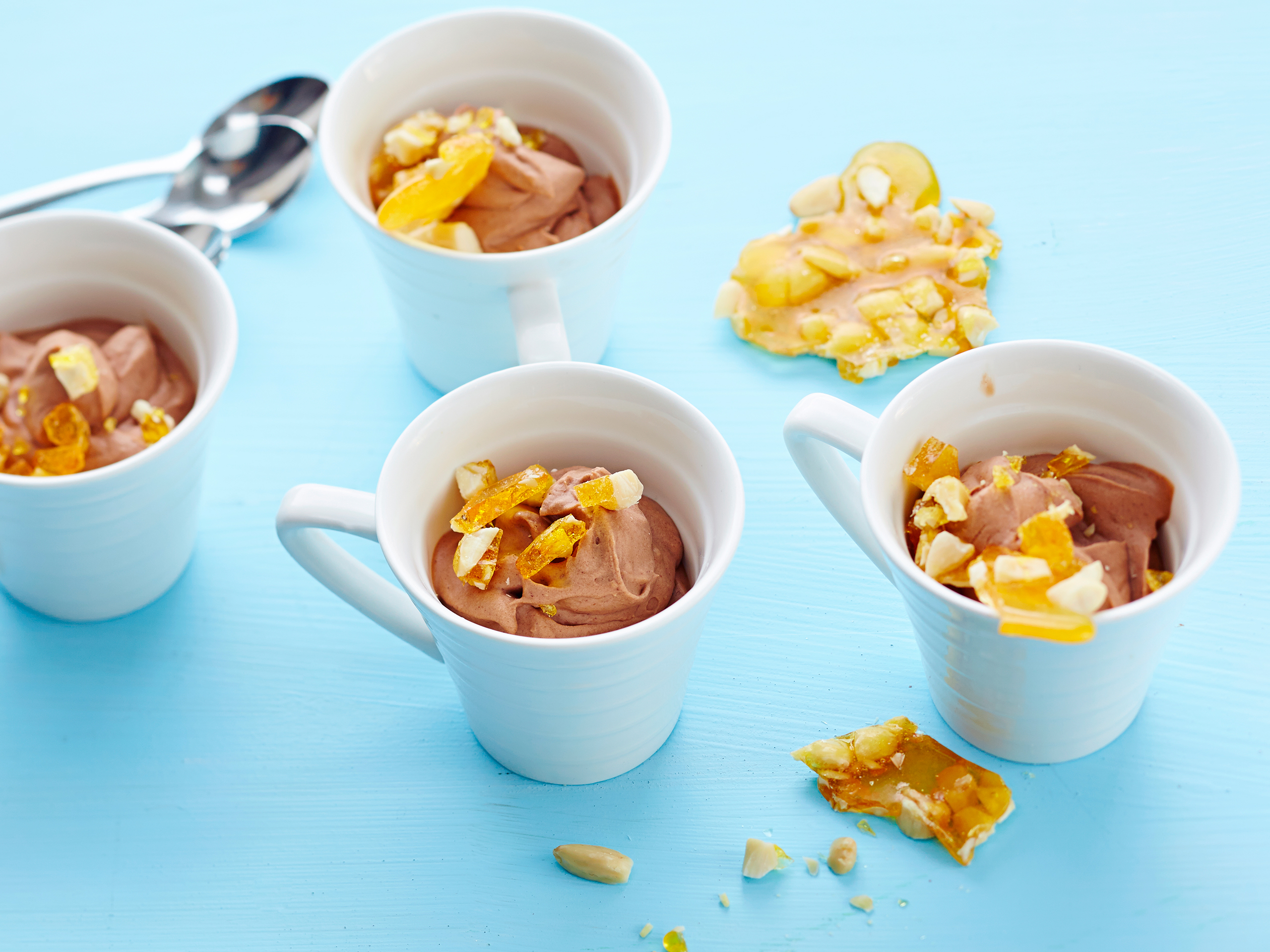 Maitosuklaamousse ja mantelikrokantti