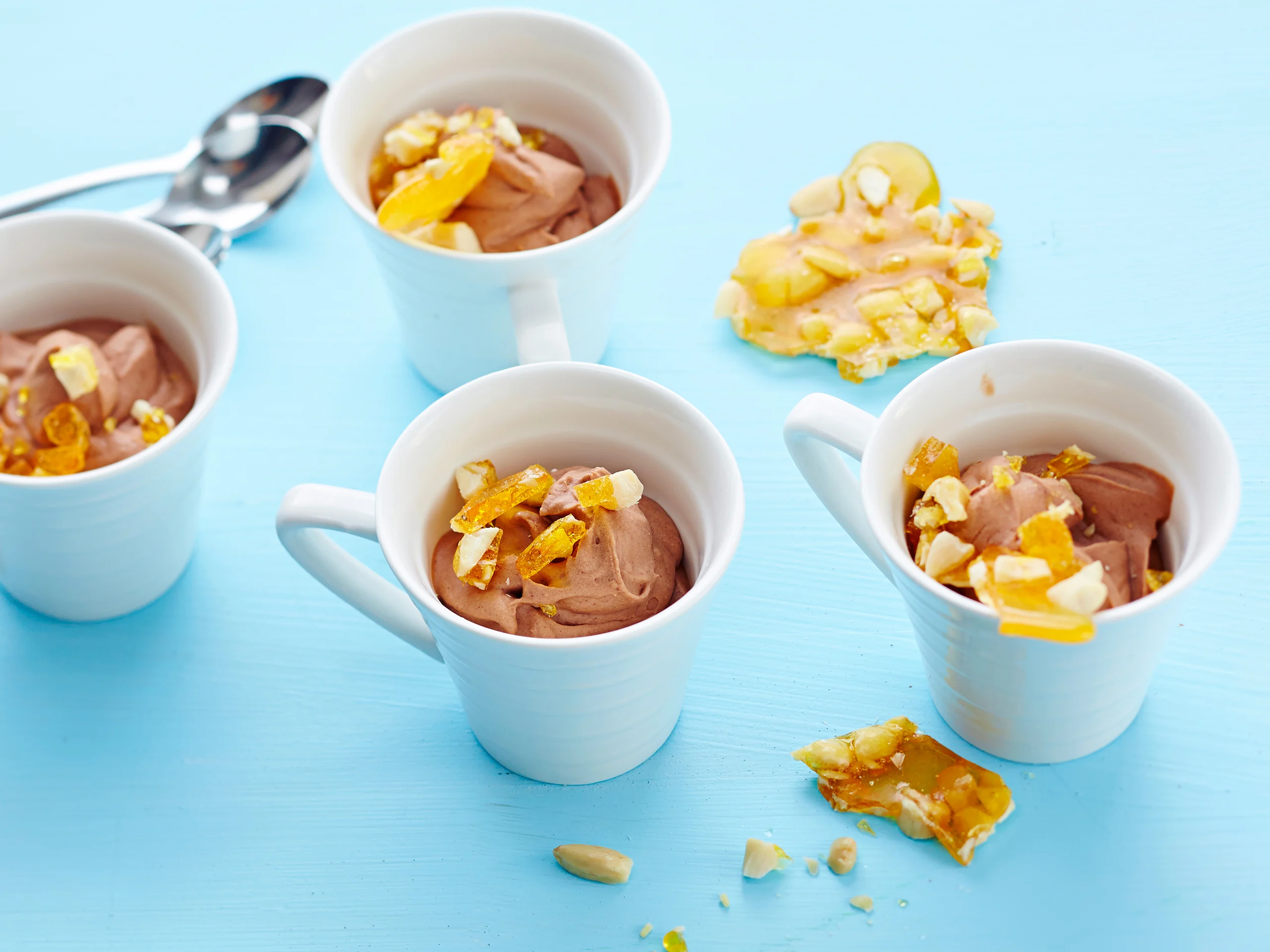 Suklaamousse ja mantelikrokantti