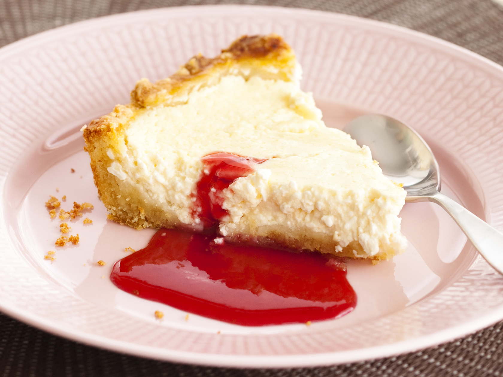 Vuohenjuustopiirakka ja vadelmakastike