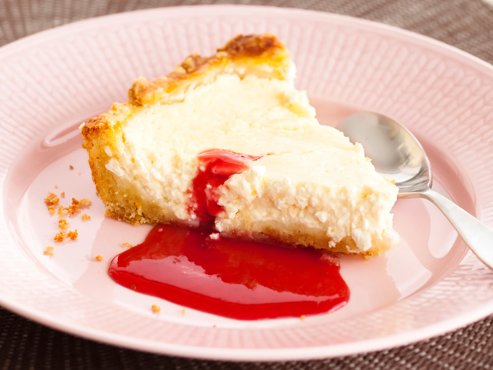 Vuohenjuustopiirakka ja vadelmakastike