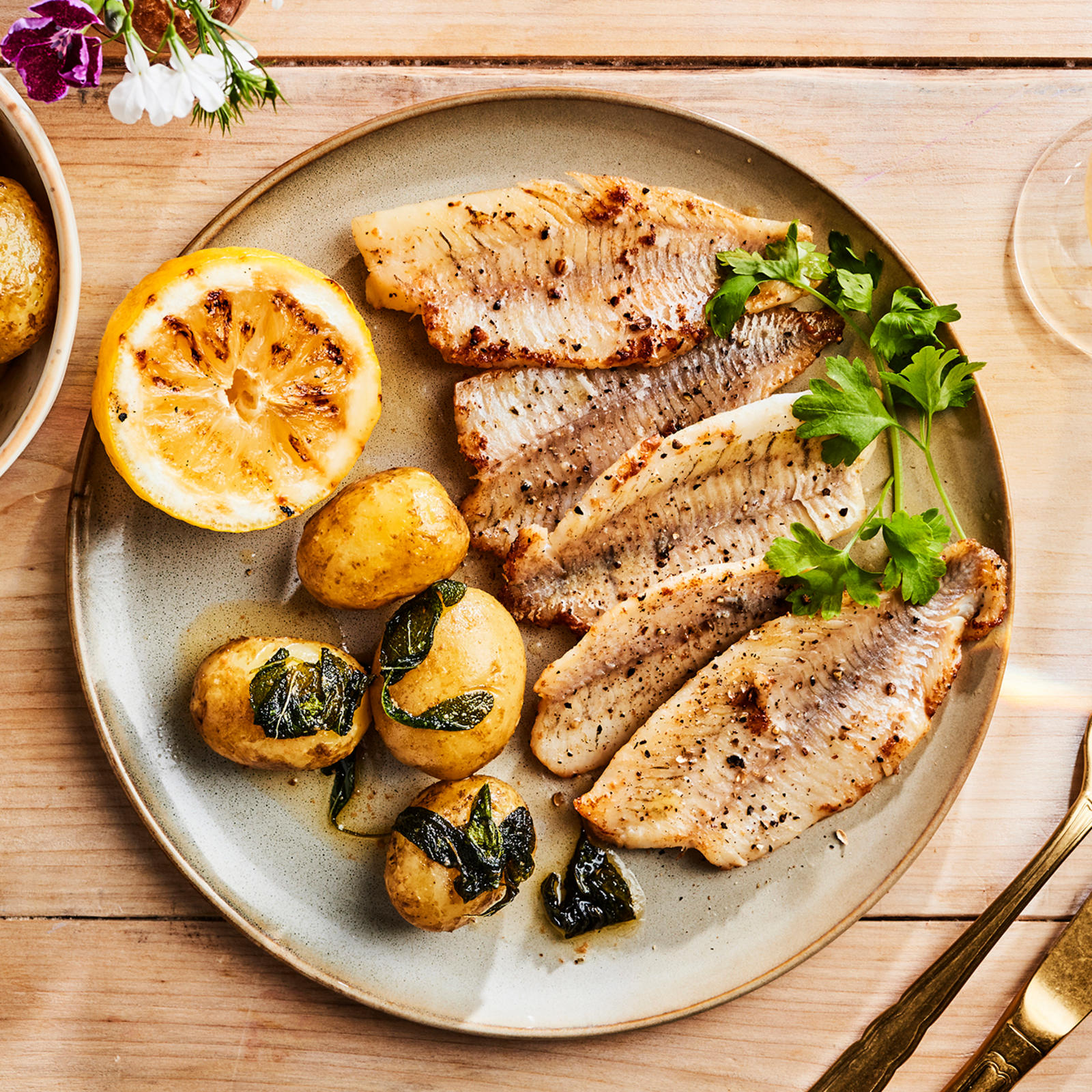 Ahvenfileet ja salviavoipotut