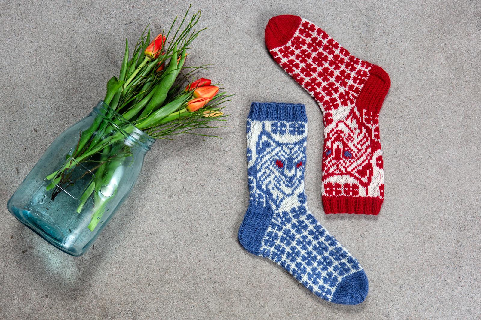 Kuvassa villasukkapari ja tulppaaneja Riihimäen Lasin lasipurkissa.