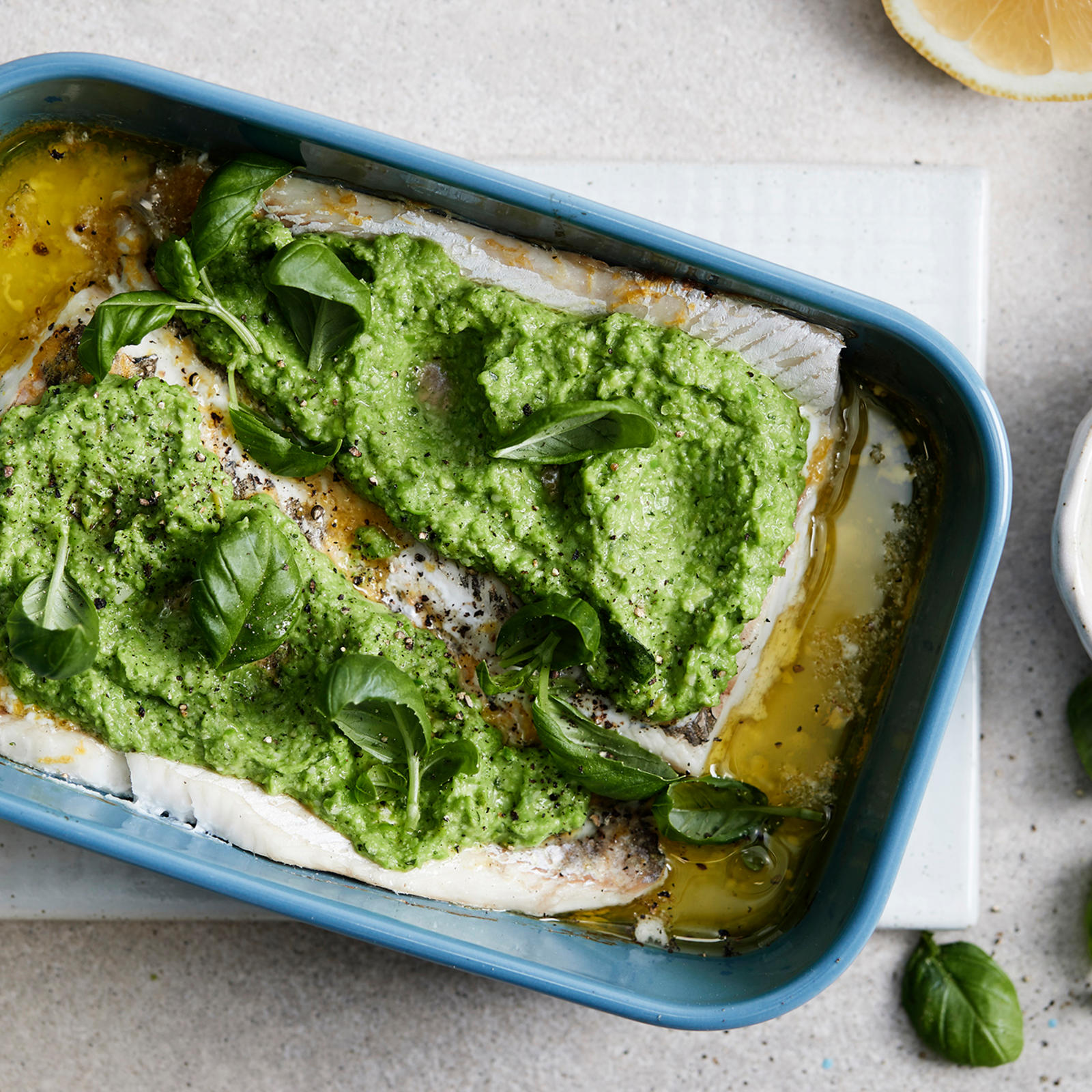 Helppo uunikuha ja hernepesto