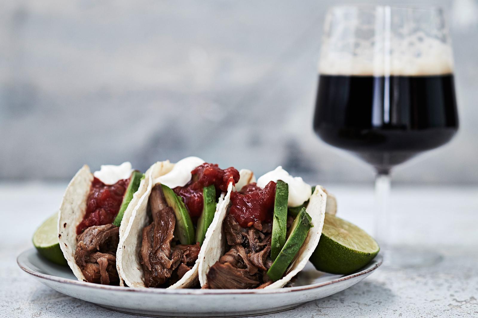 Oluella sävytetty nyhtöpossu