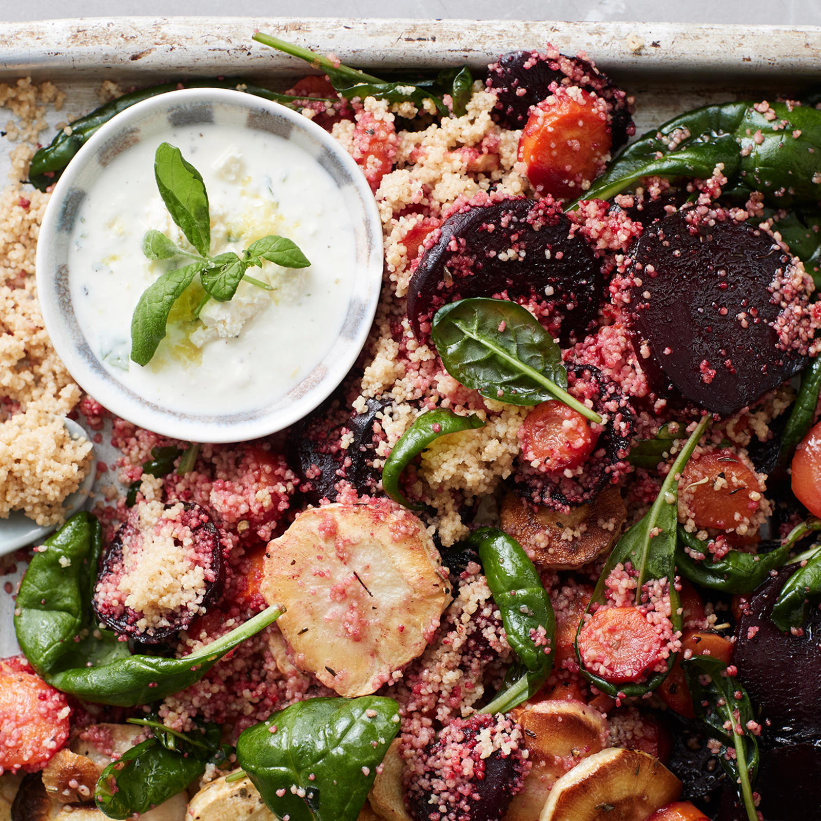 Peltijuuressalaatti jogurtti-fetakastikkeella