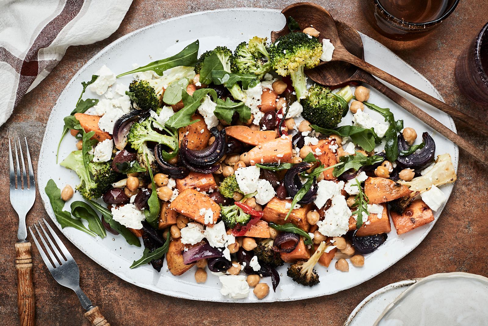 Lämmin kikherne-fetasalaatti