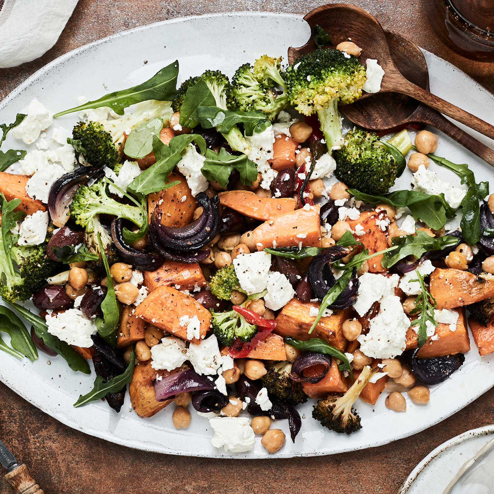 Lämmin kikherne-fetasalaatti