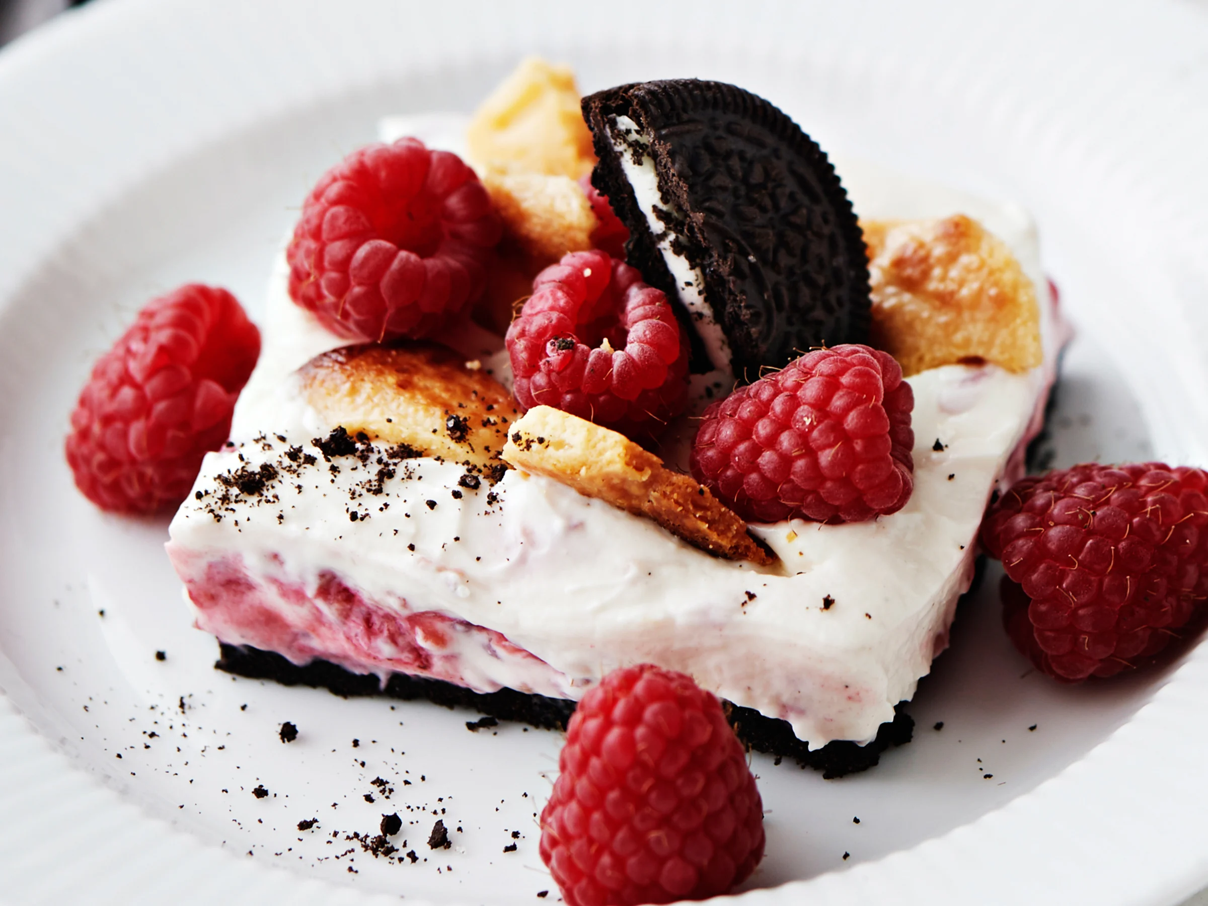 Vadelmajuustokakku paahdetulla valkosuklaalla