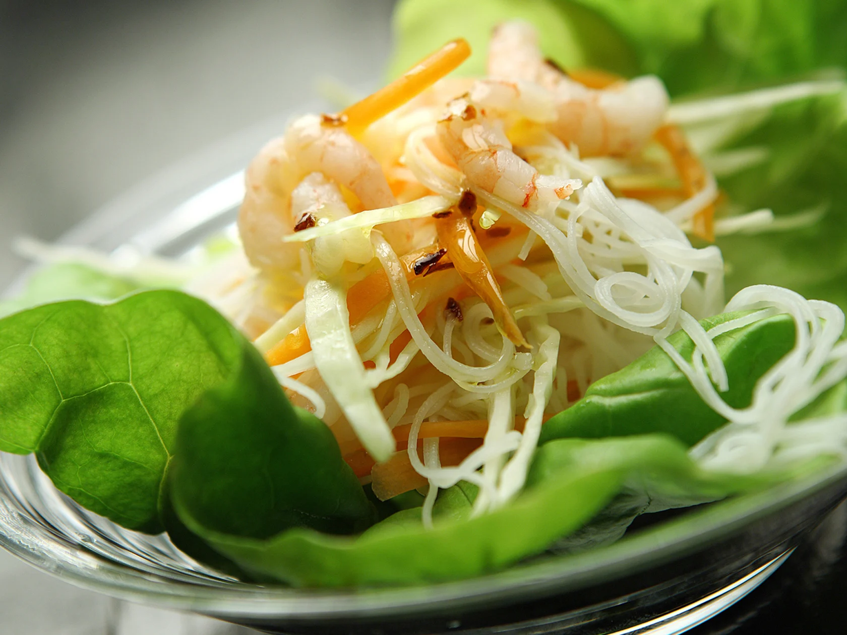 Katkarapu-nuudelisalaatti