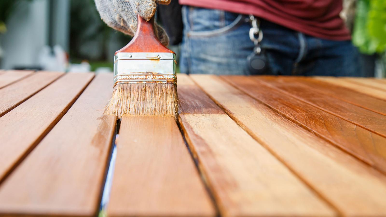 Puisten pihakalusteiden pintakäsittely