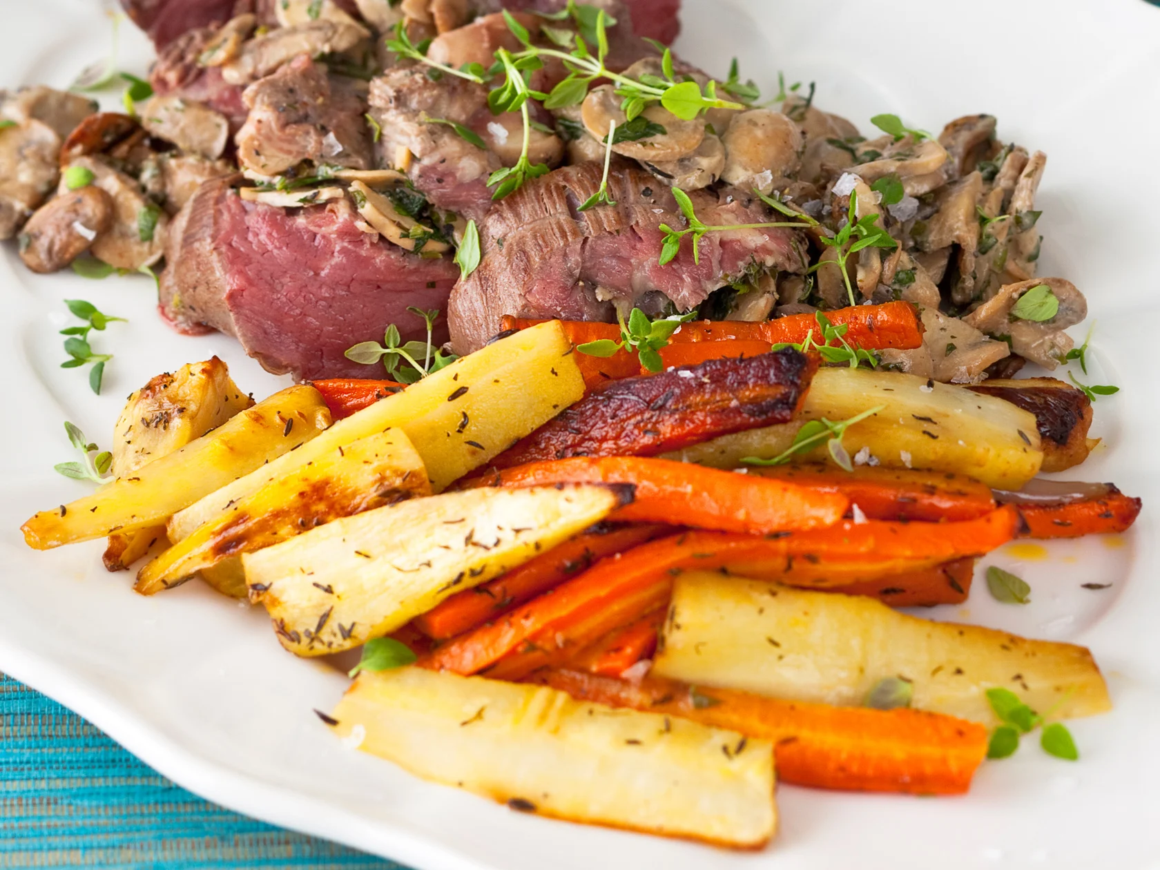 Sieni-yrttitäytteinen filee ja uunijuurekset