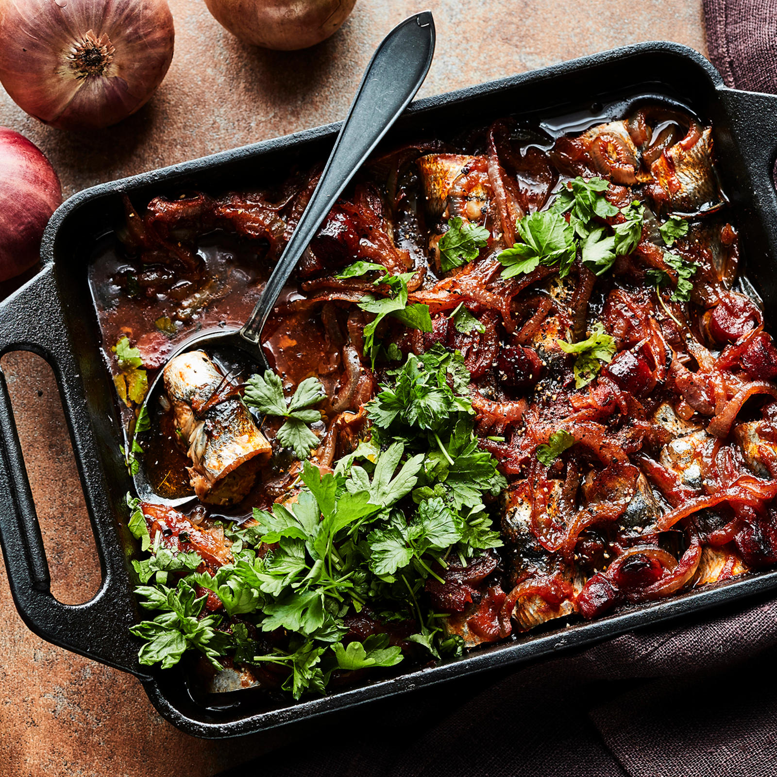 Tomaattiset salami-sipulisilakat