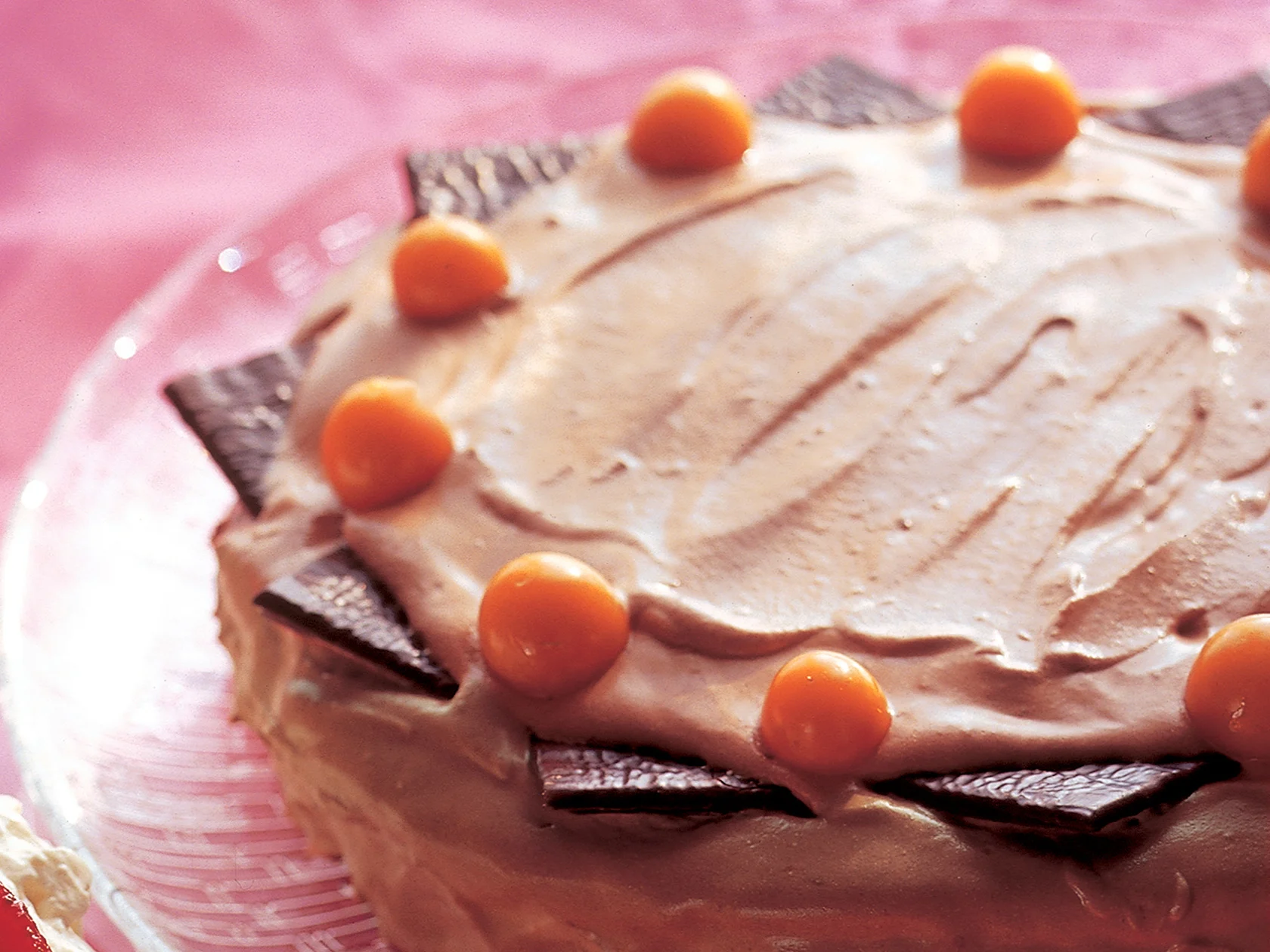 Aprikoosi-suklaamoussekakku