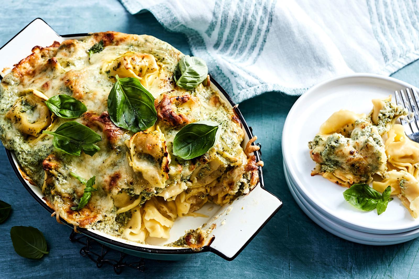 Juustoinen pinaatti-tortellonivuoka