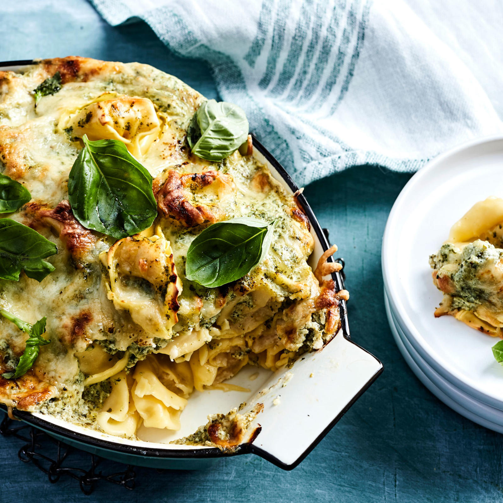 Juustoinen pinaatti-tortellonivuoka