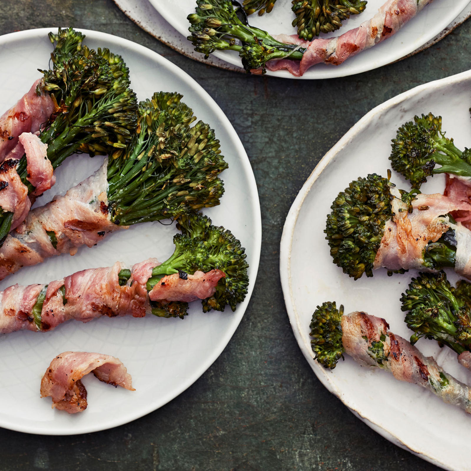 Pekoniin käärityt varsiparsakaalit