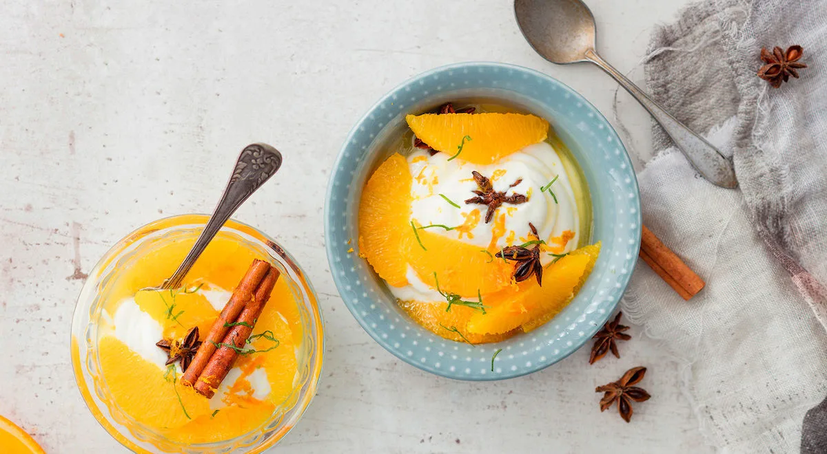 Uunissa haudutettuja appelsiinilohkoja ja rahkaa