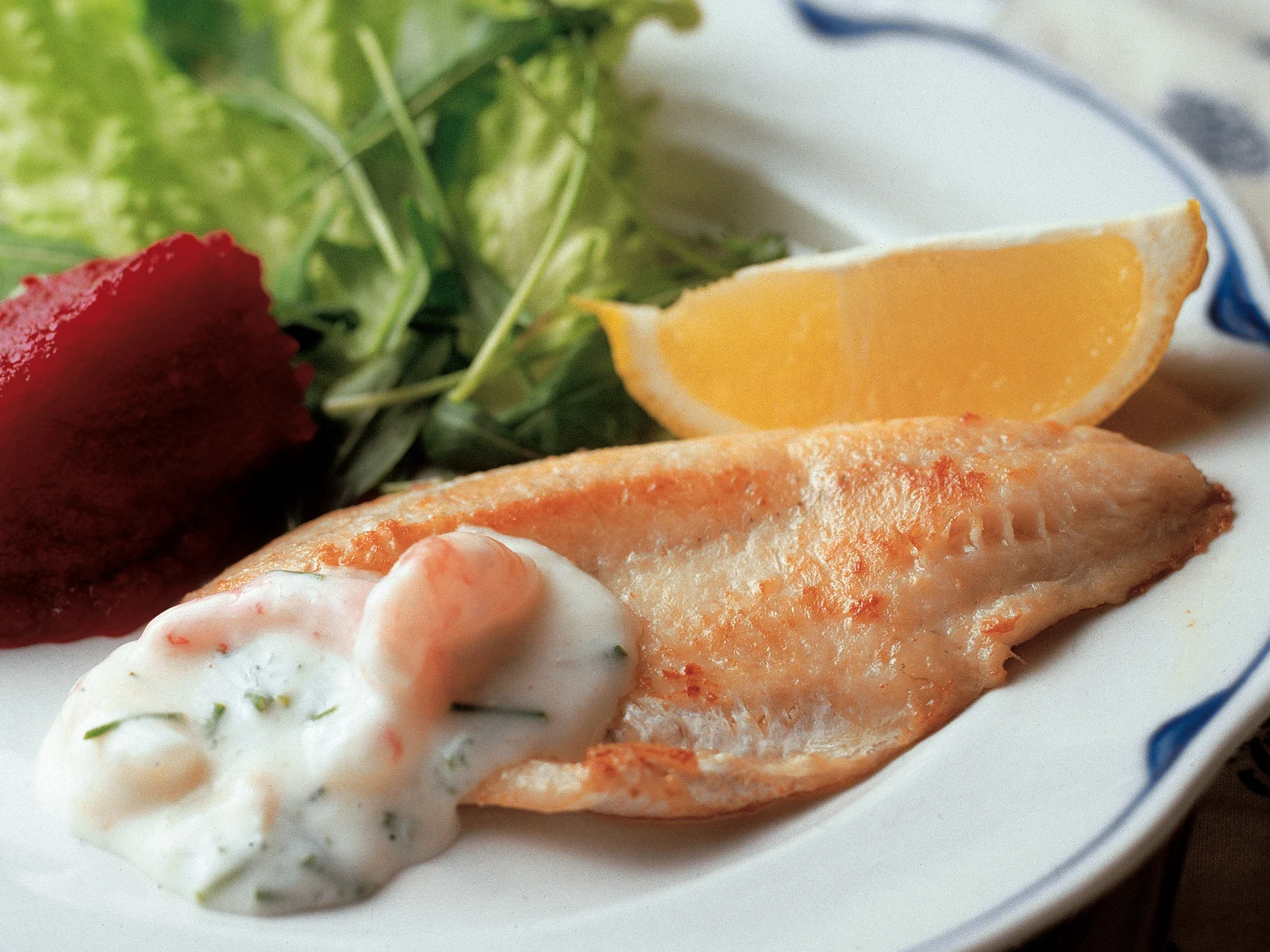 Paistetut kuhafileet, punajuurisose ja katkarapukastike