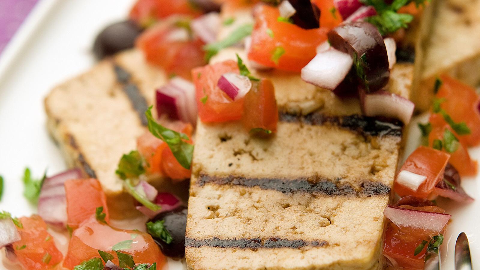 Tofupihvit ja tomaatti-oliivisalsa