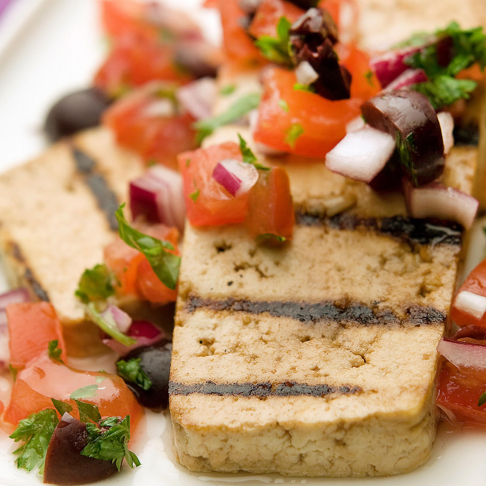 Tofupihvit ja tomaatti-oliivisalsa