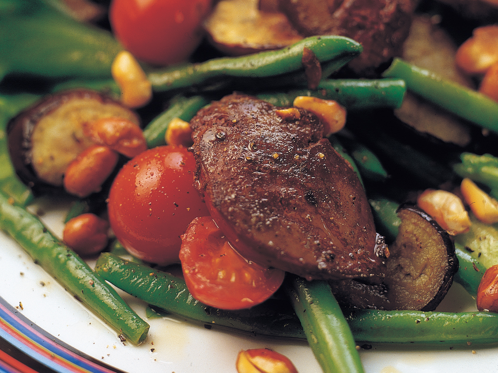 Lämmin broilerinmaksasalaatti