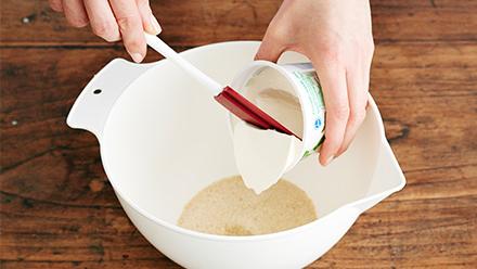 Valmista pihvit. Yhdistä kulhossa korppujauhot ja kermaviili.