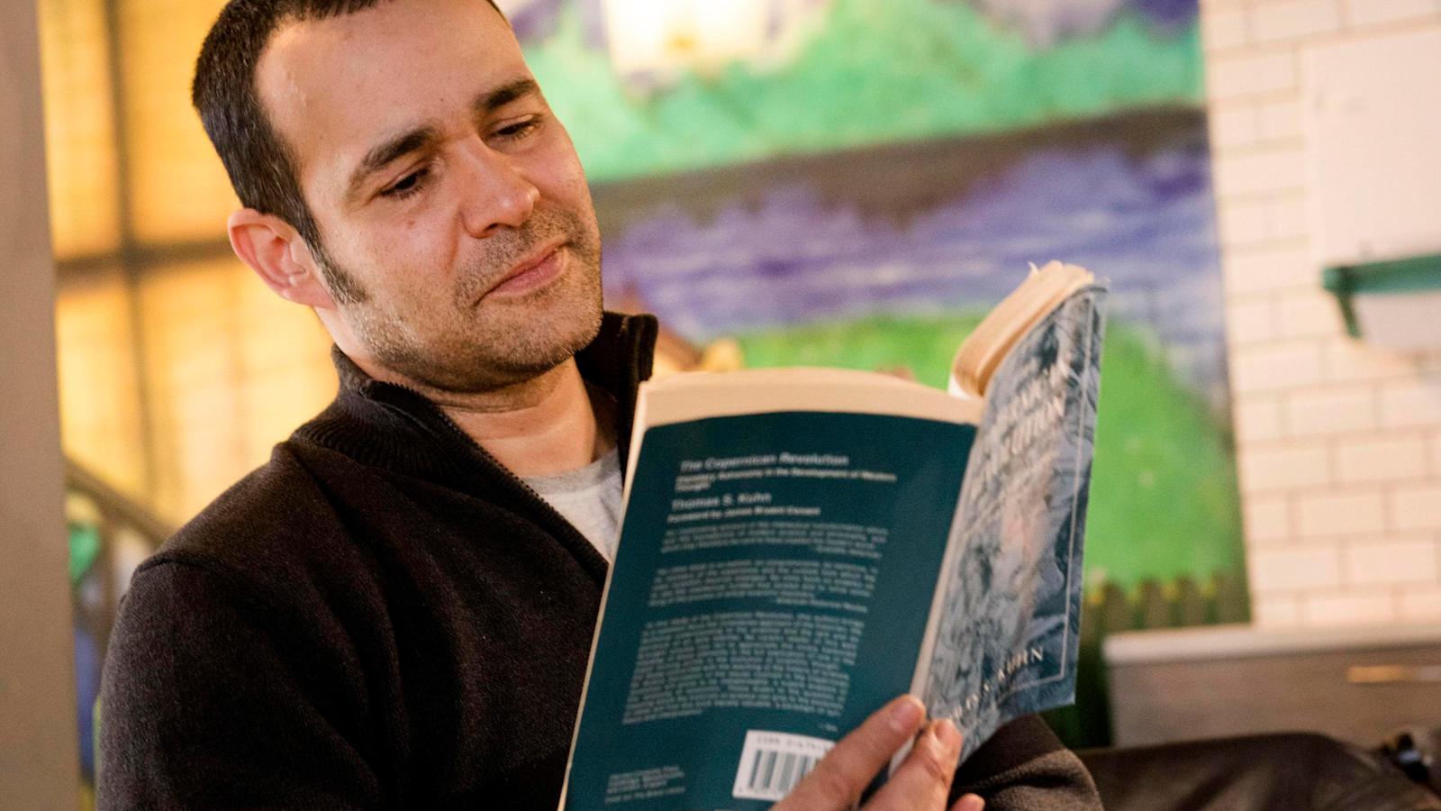 "Tämä on meille aina pieni seikkailu. Francisco, 3, tapaa leikkipaikalla muita lapsia, ja minä nautin lukemisesta. Luen mielelläni tieteellistä kirjallisuutta", Linares kertoo.