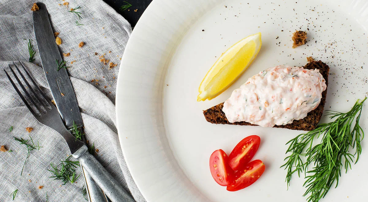 Kylmäsavulohi-jokirapumoussea saaristolaisleivällä