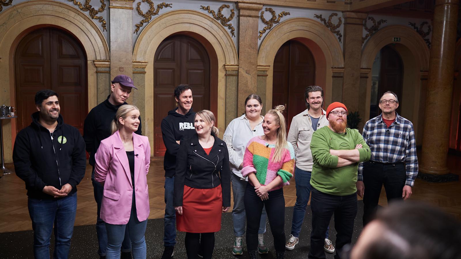 Suomalainen Menestysresepti -kilpailun semifinaaliin yltäneet kilpailijat rivissä tuomariston edessä Helsingin vanhalla ylioppilastalolla.