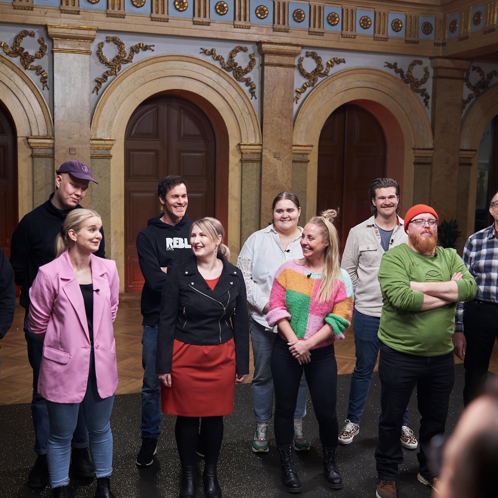 Suomalainen Menestysresepti -kilpailun semifinaaliin yltäneet kilpailijat rivissä tuomariston edessä Helsingin vanhalla ylioppilastalolla.