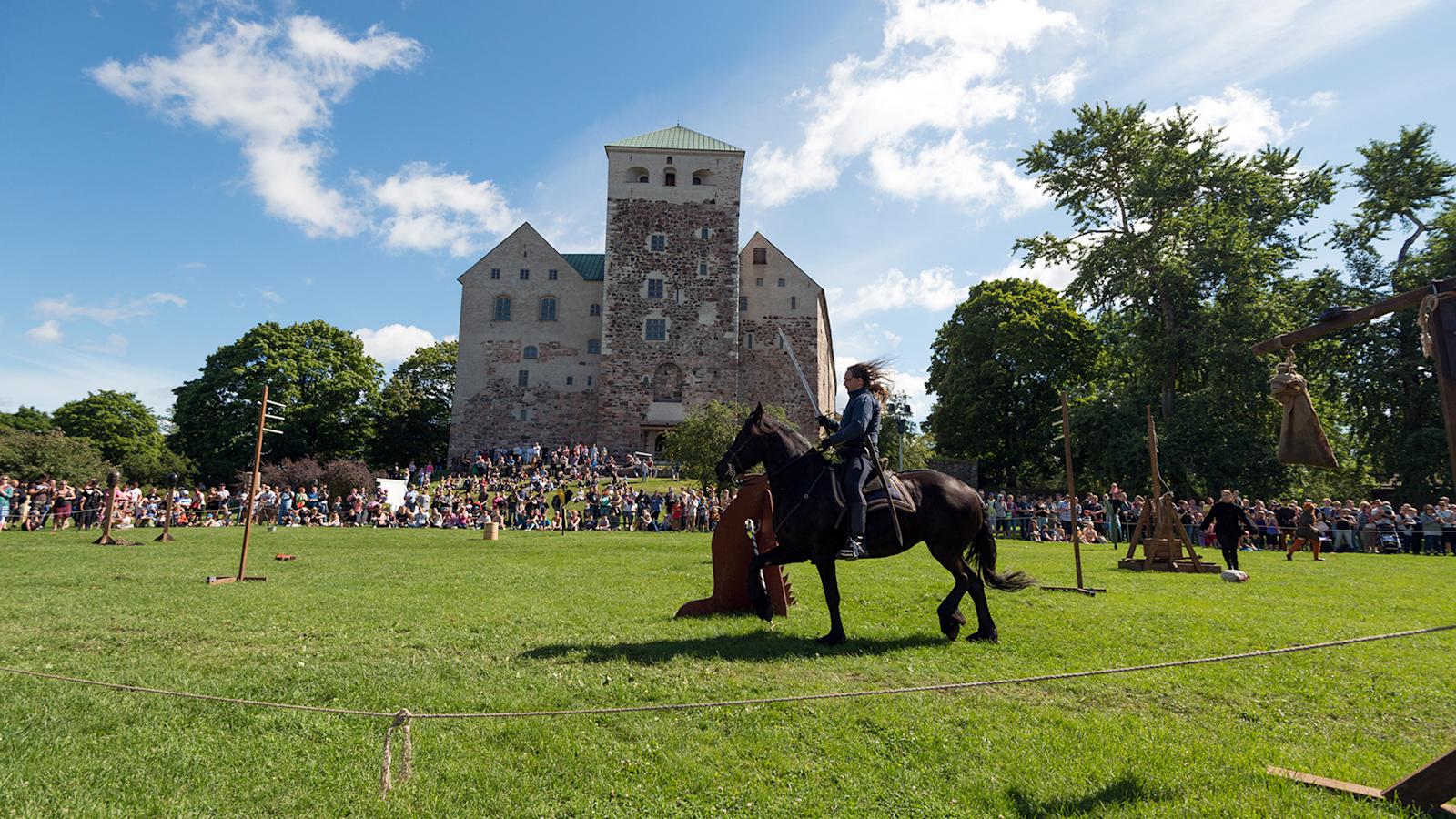 Turun linnan turnajaiset on yksi kaupungin värikästä historiaa esiin nostavista tapahtumista.