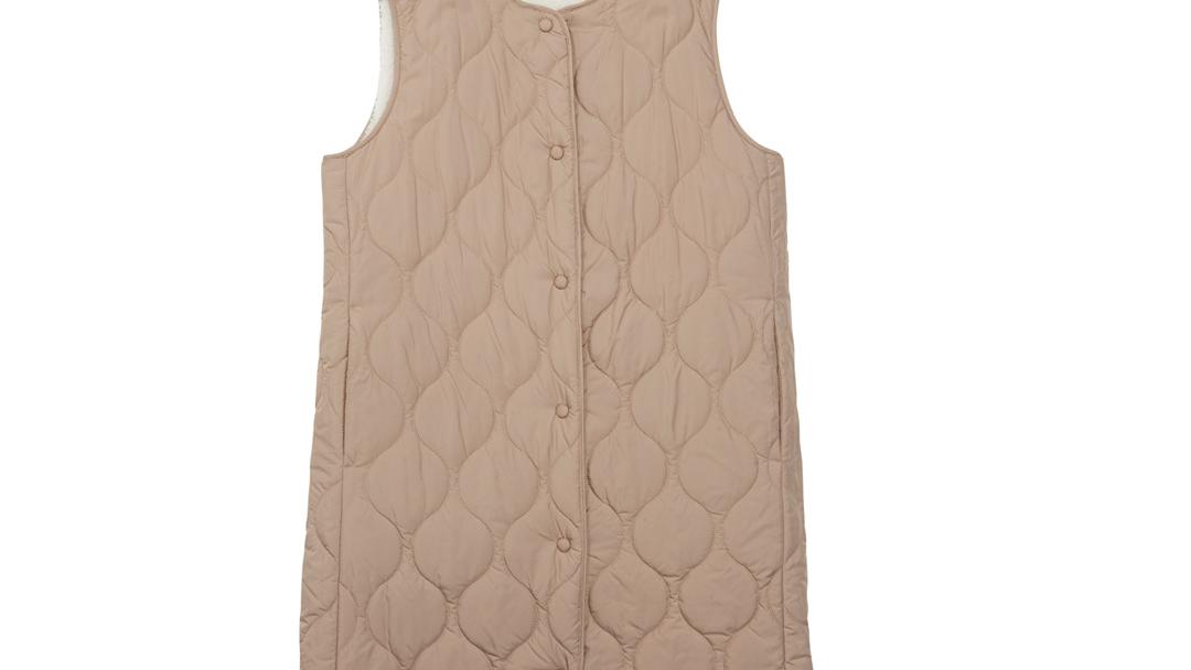 Marks & Spencer -kääntöliivissä on valkoinen ja beige puoli.