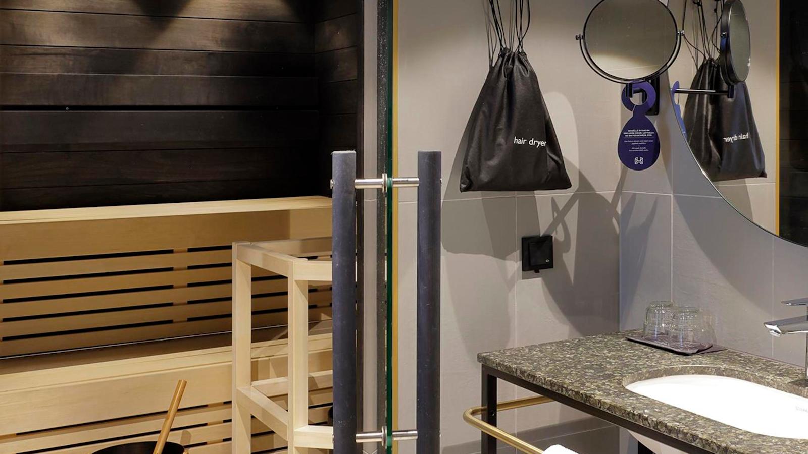 Osassa huoneista on oma sauna. Saunan ja kylpyhuoneen lattia on laatoitettu mustilla ja valkoisilla ruuduilla.