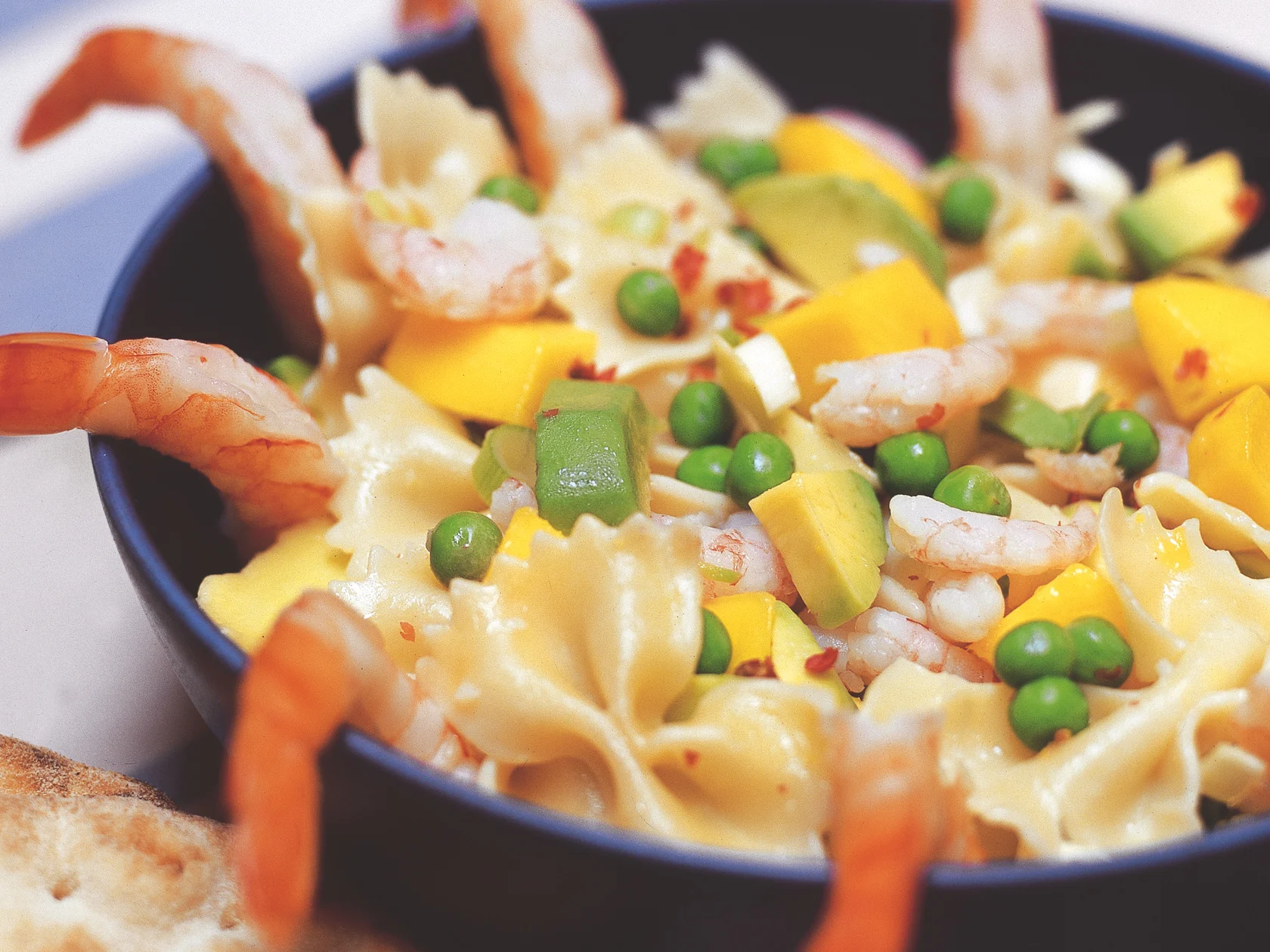 Katkarapu-pastasalaatti