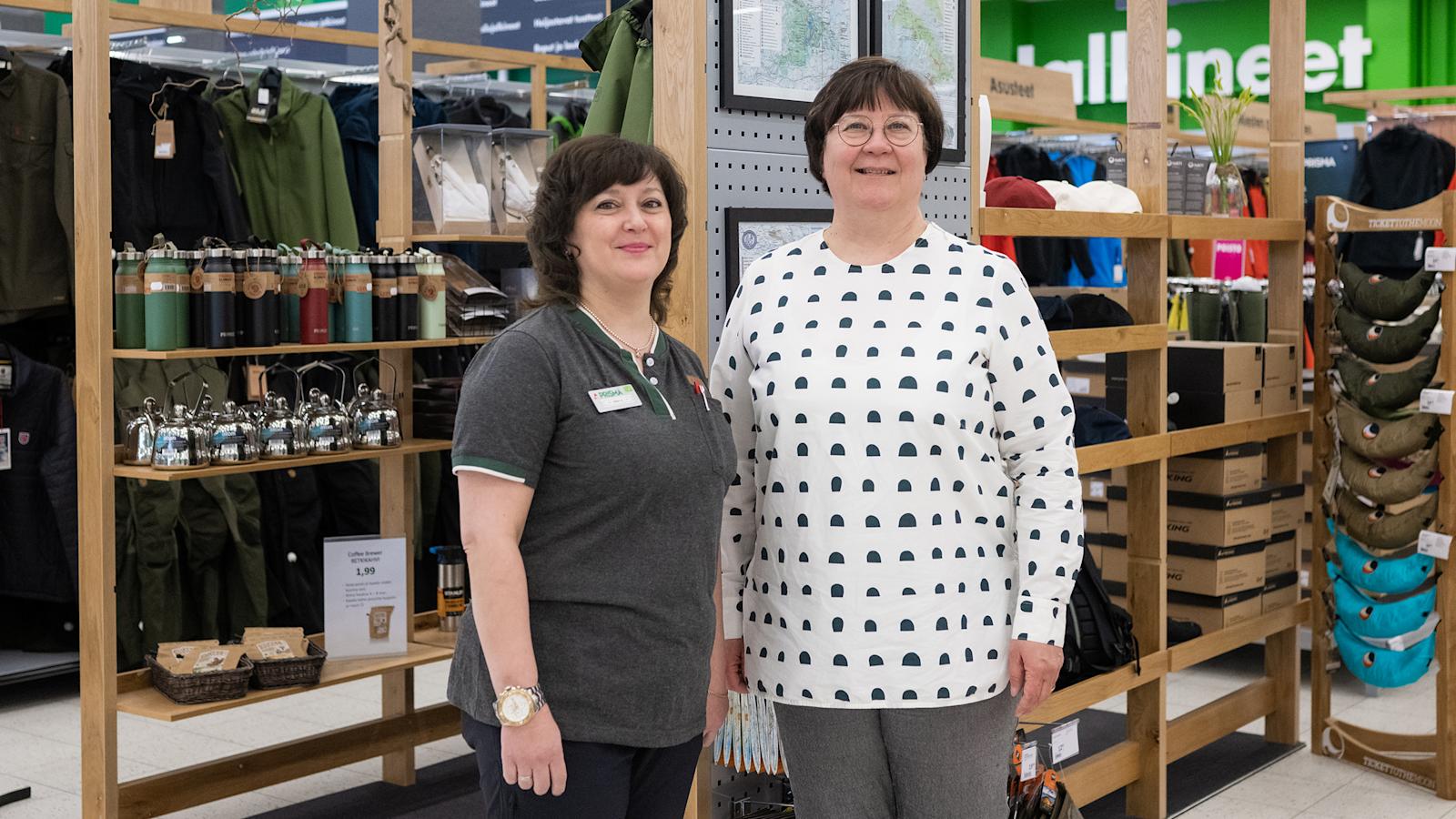 Venäläistaustainen Irina Nieminen (vas.) ”Työpaikalla ei suvaita minkäänlaista kiusaamista”, sanoo Koillismaan Osuuskaupan liiketoiminta- ja henkilöstöjohtaja Tuija Heikkinen.