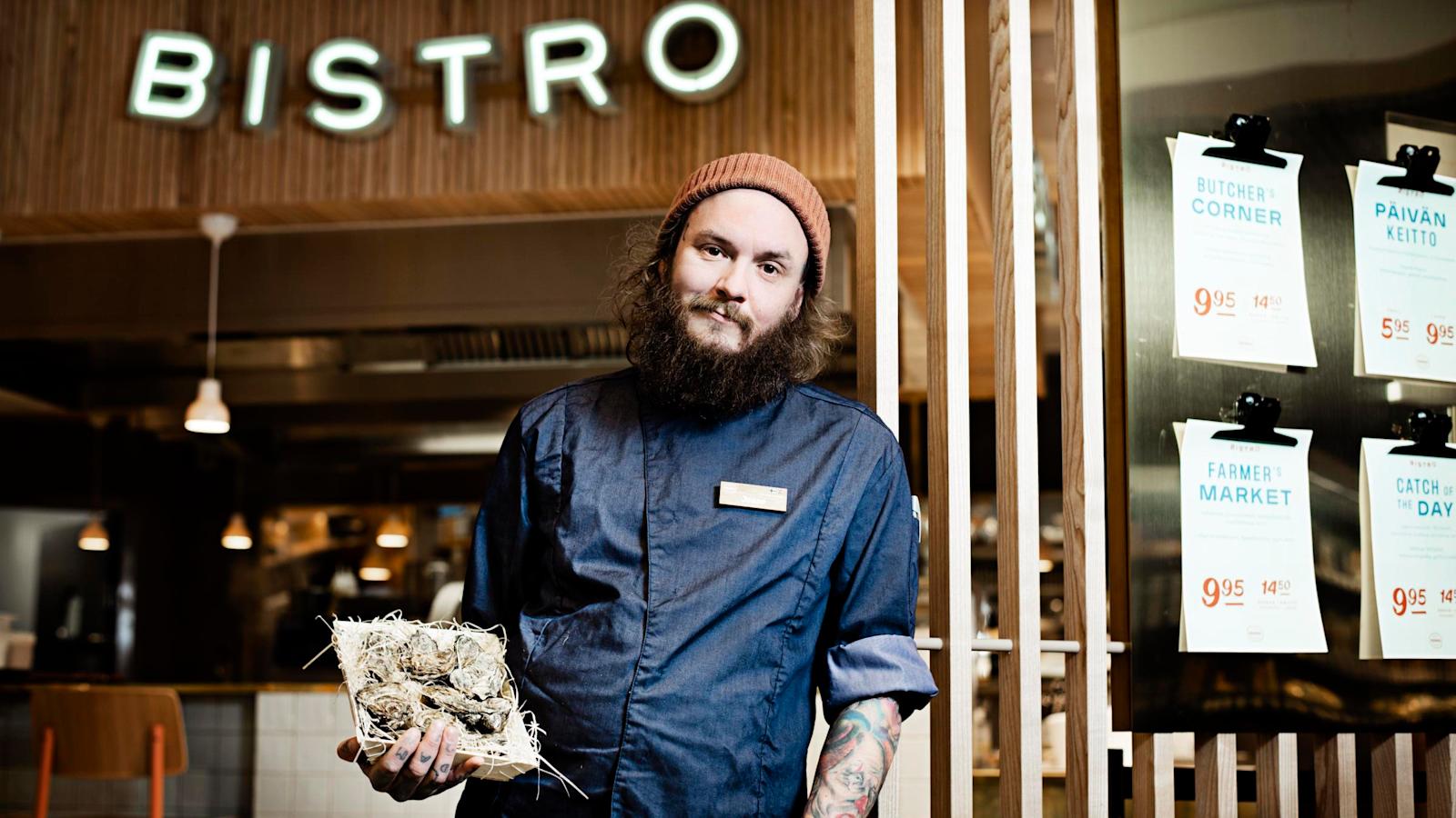 Jesse on töissä Food Market Herkun kalatiskillä