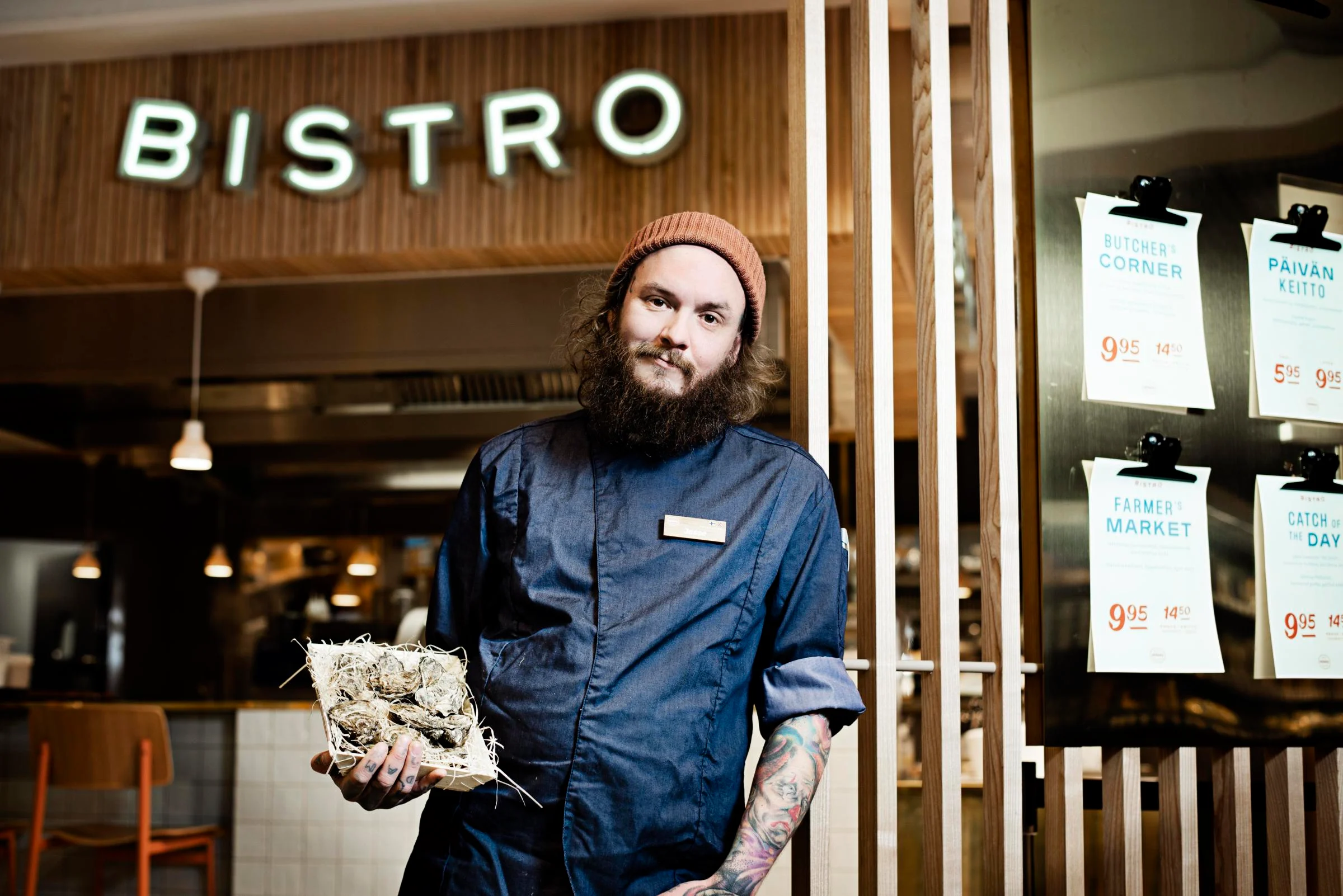 Jesse on töissä Food Market Herkun kalatiskillä