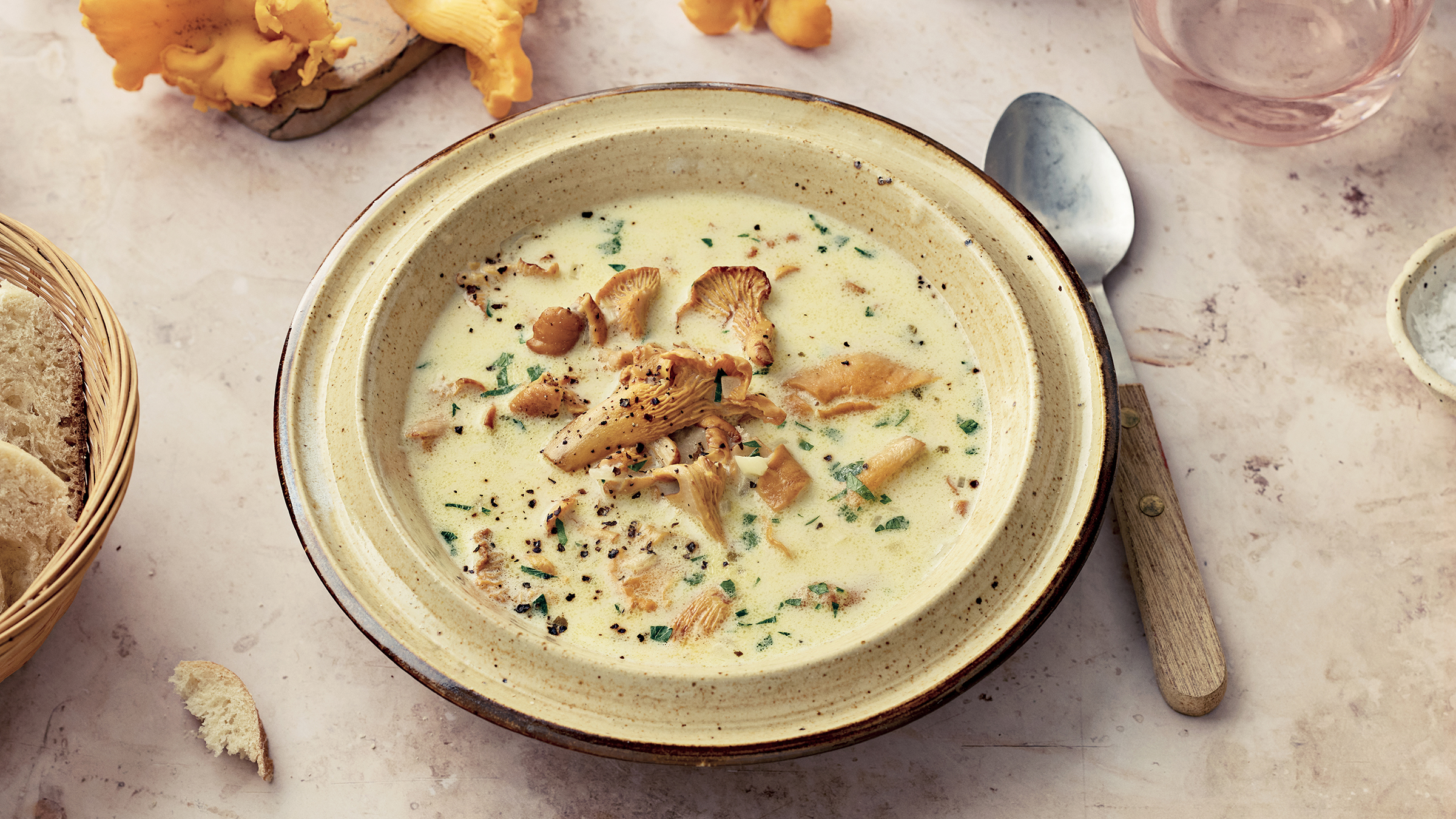 Kermainen kantarellikeitto